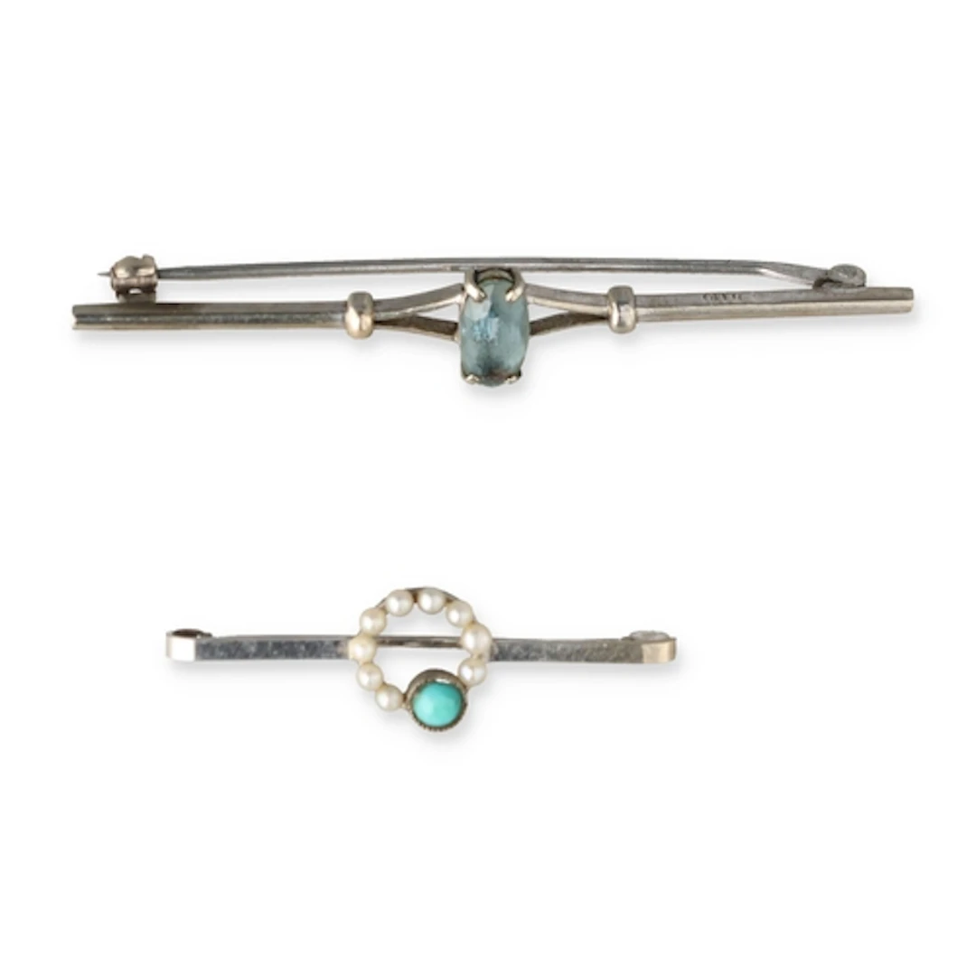 A 14CT GOLD WHITE GOLD BAR BROOCH SET WITH TURQUOISE AND PEA...
