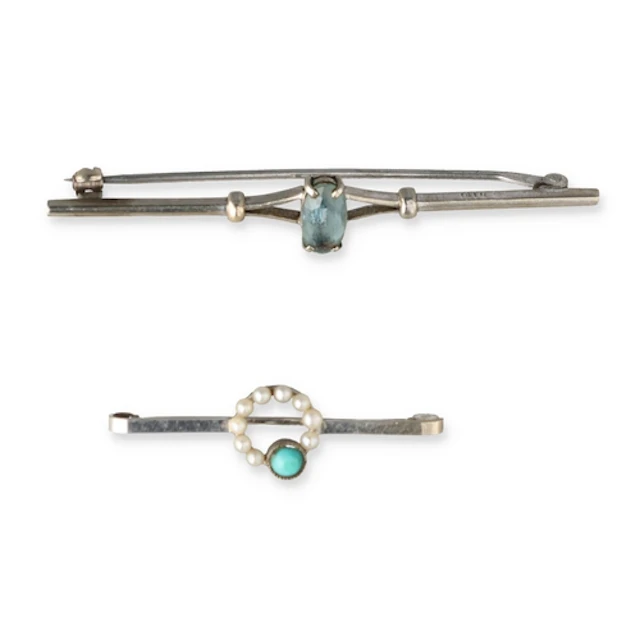 A 14CT GOLD WHITE GOLD BAR BROOCH SET WITH TURQUOISE AND PEA...