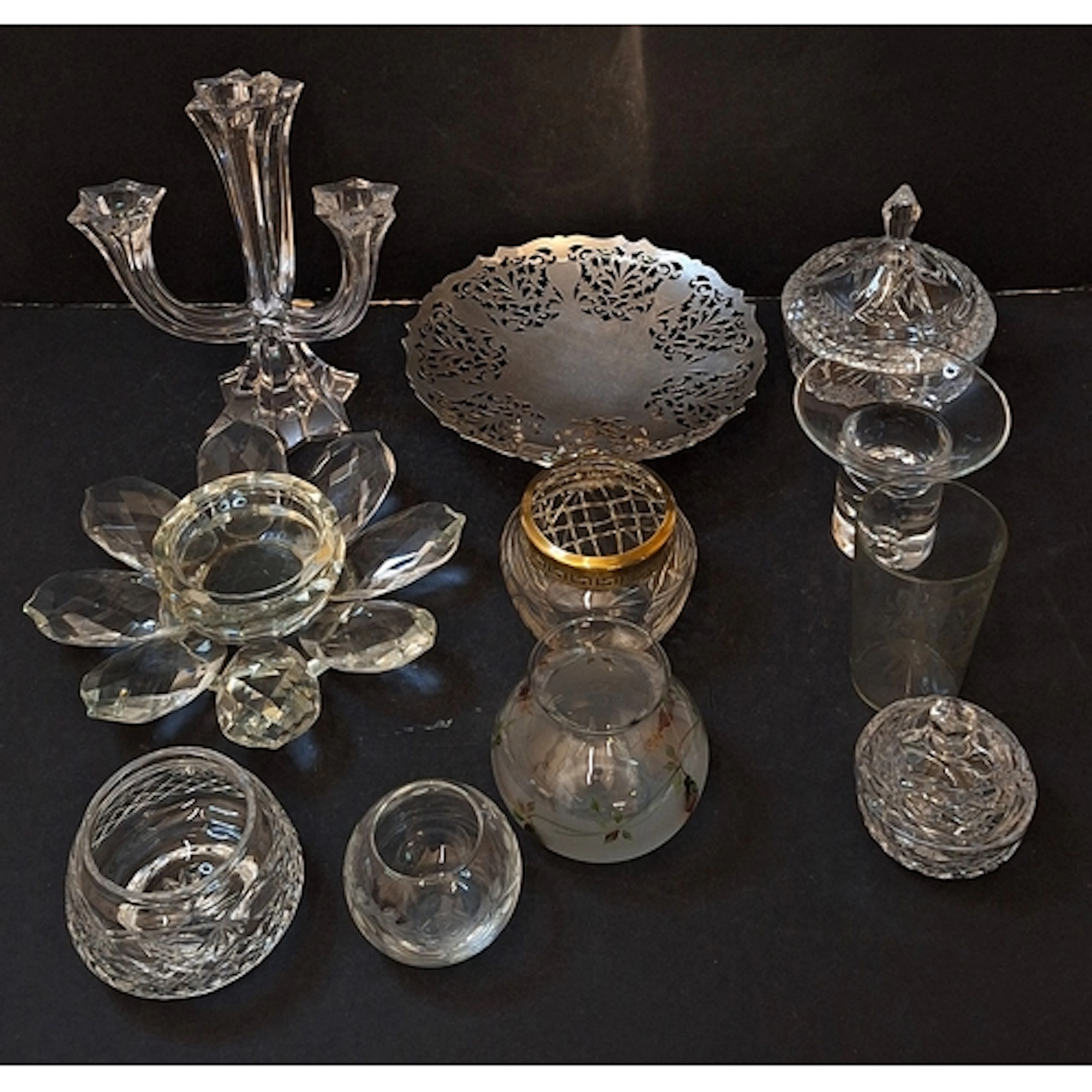Glassware incl. half pint glass etched with image of Our Kin...
