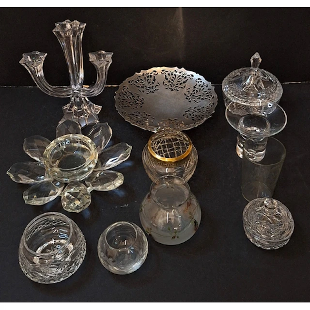 Glassware incl. half pint glass etched with image of Our Kin...