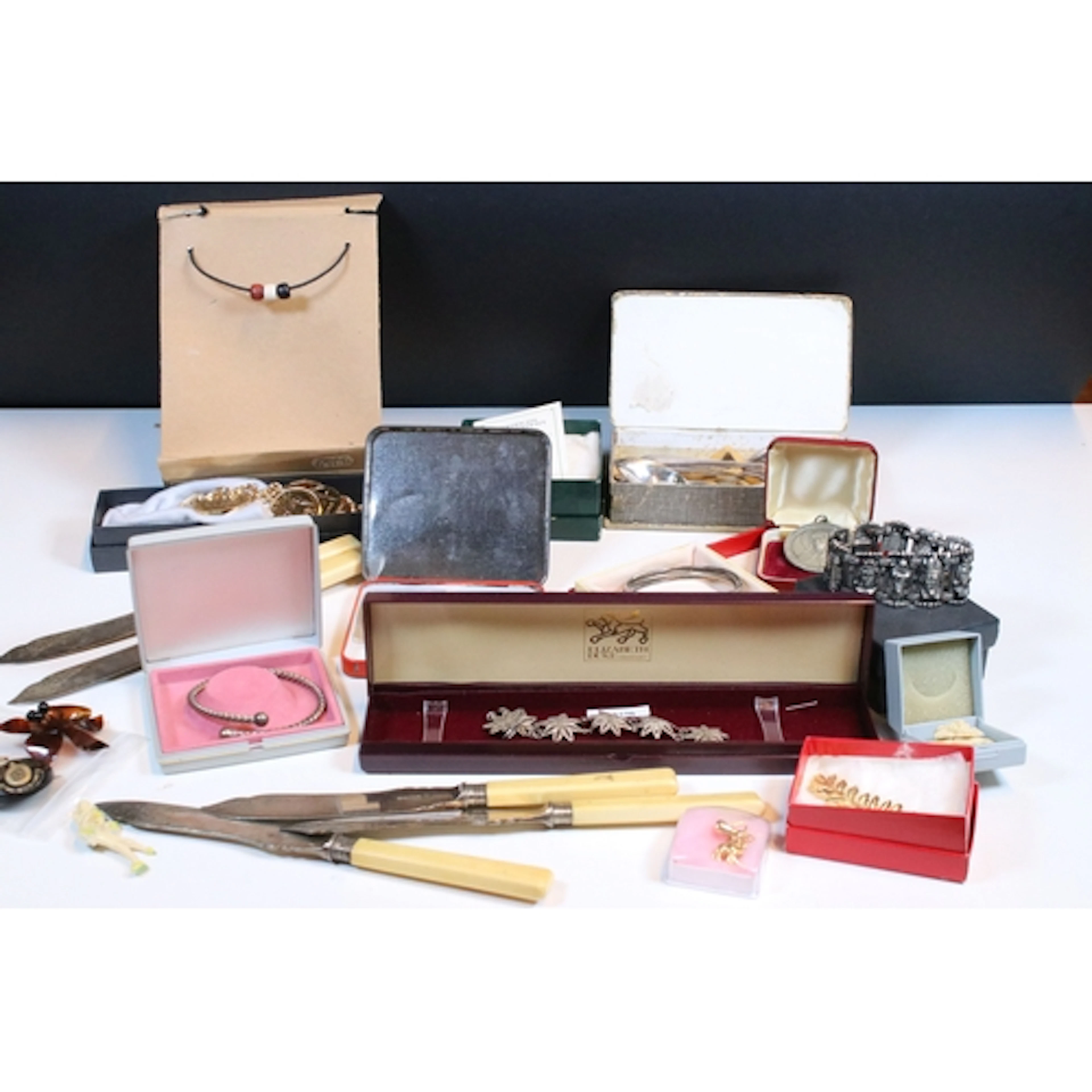 Assortment of collectables to include a 1922 commemorative m...