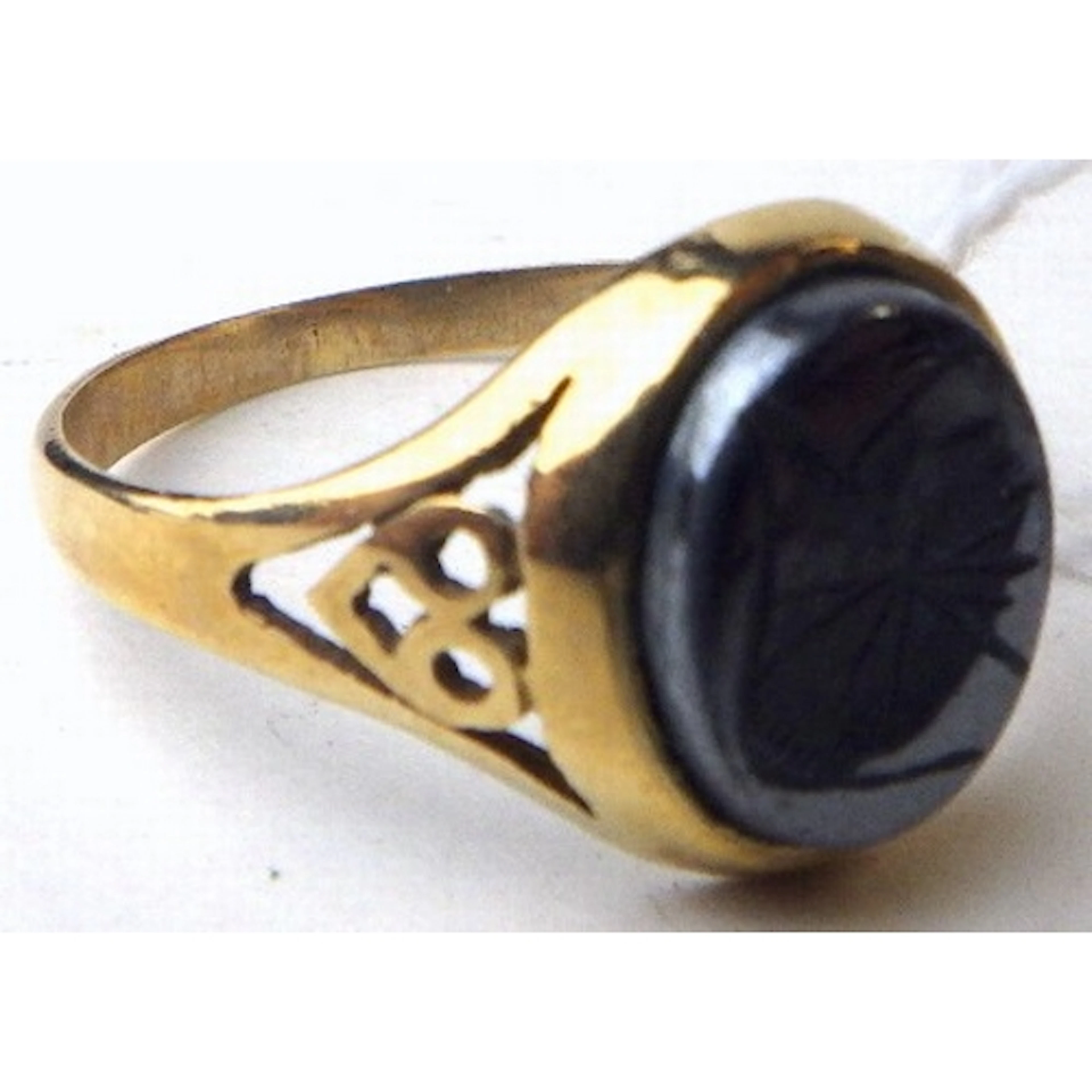 A hematite cameo ring, 9ct gold. 3.5g gross
