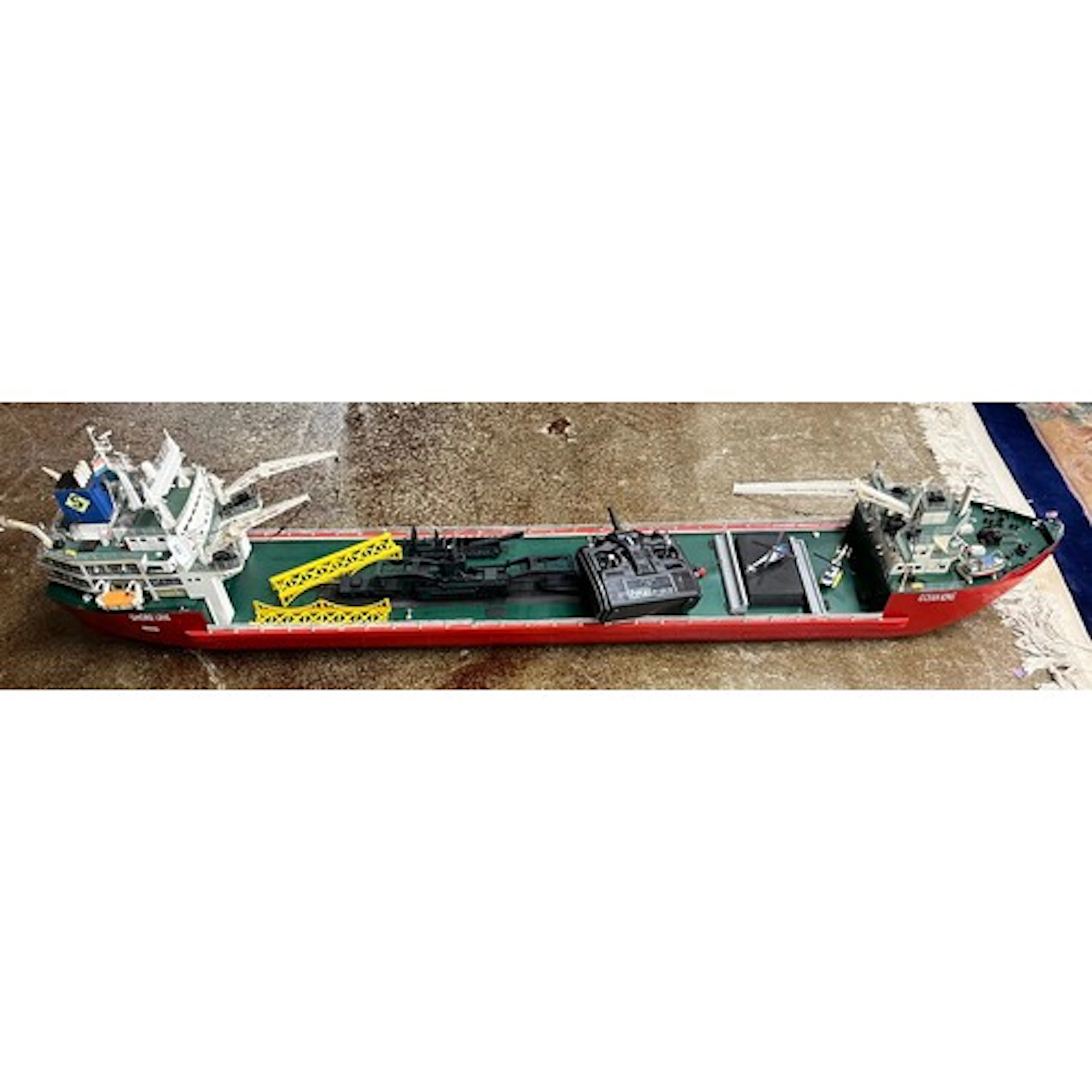 Radio control model cargo ship, with radio control.