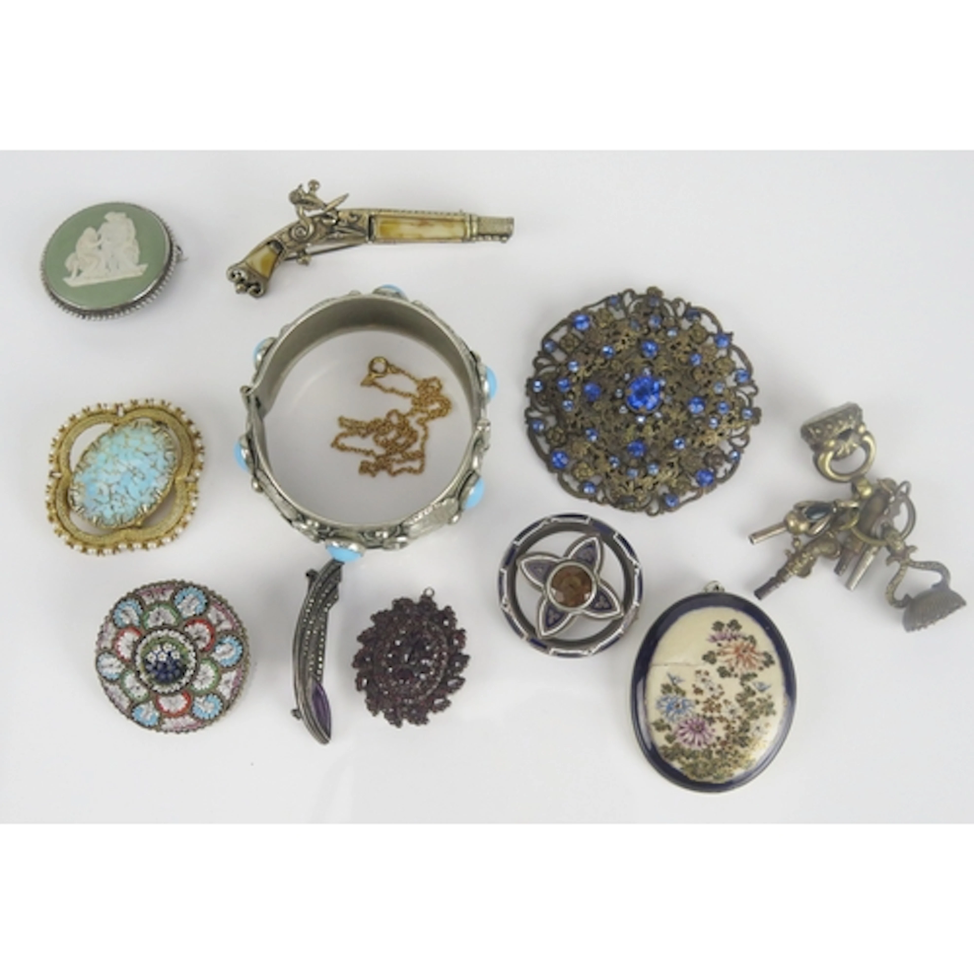 A selection of costume jewellery and other oddments includin...