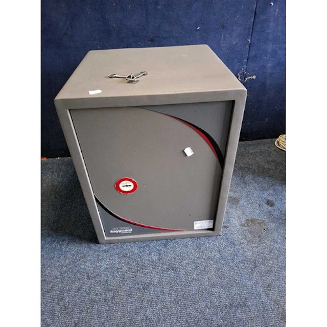 A KEYGUARD SECURITY KG3000 PERSONAL SAFE with two keys (40...