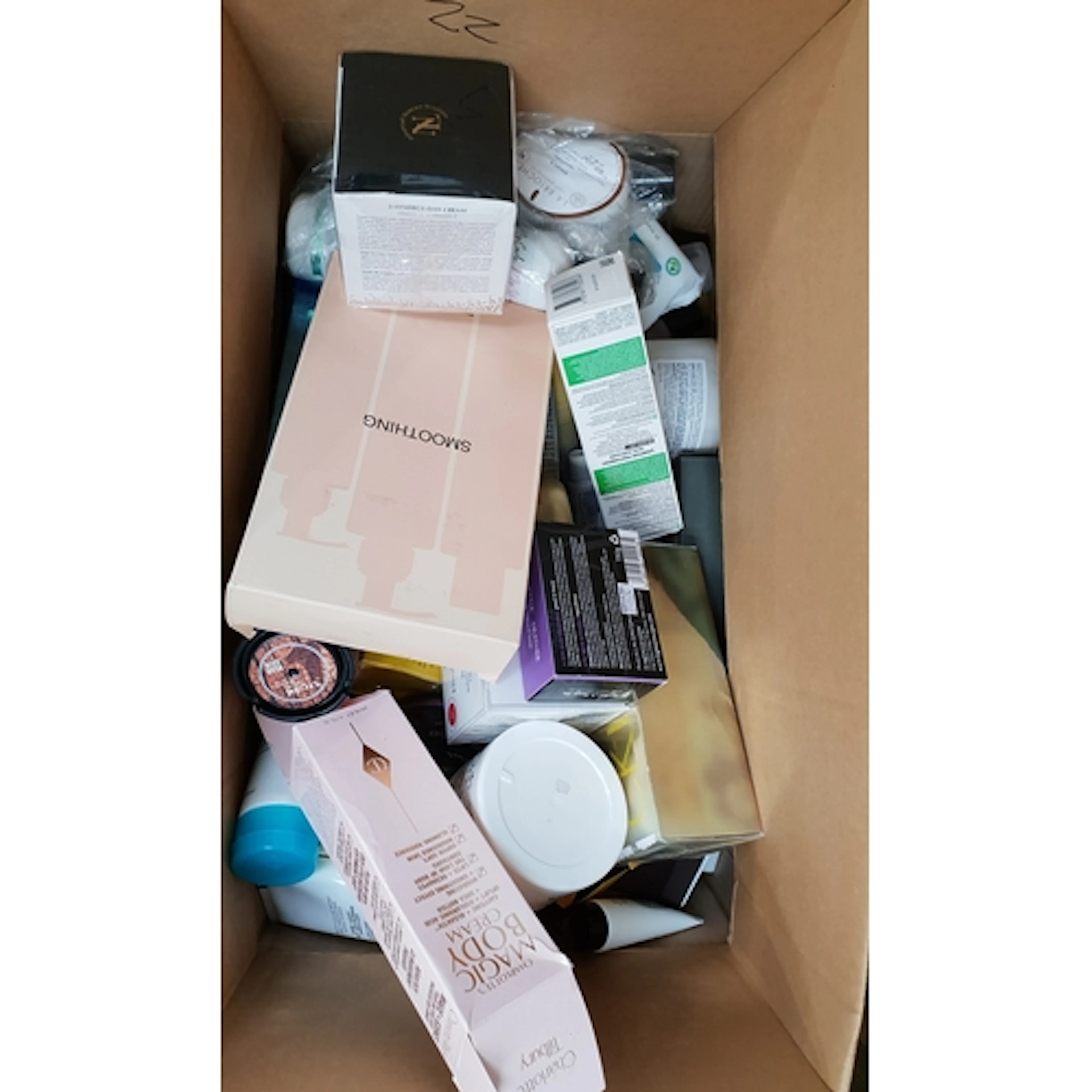 ONE BOX OF TOILETRIES AND COSMETICS including: Elizabeth Ard...