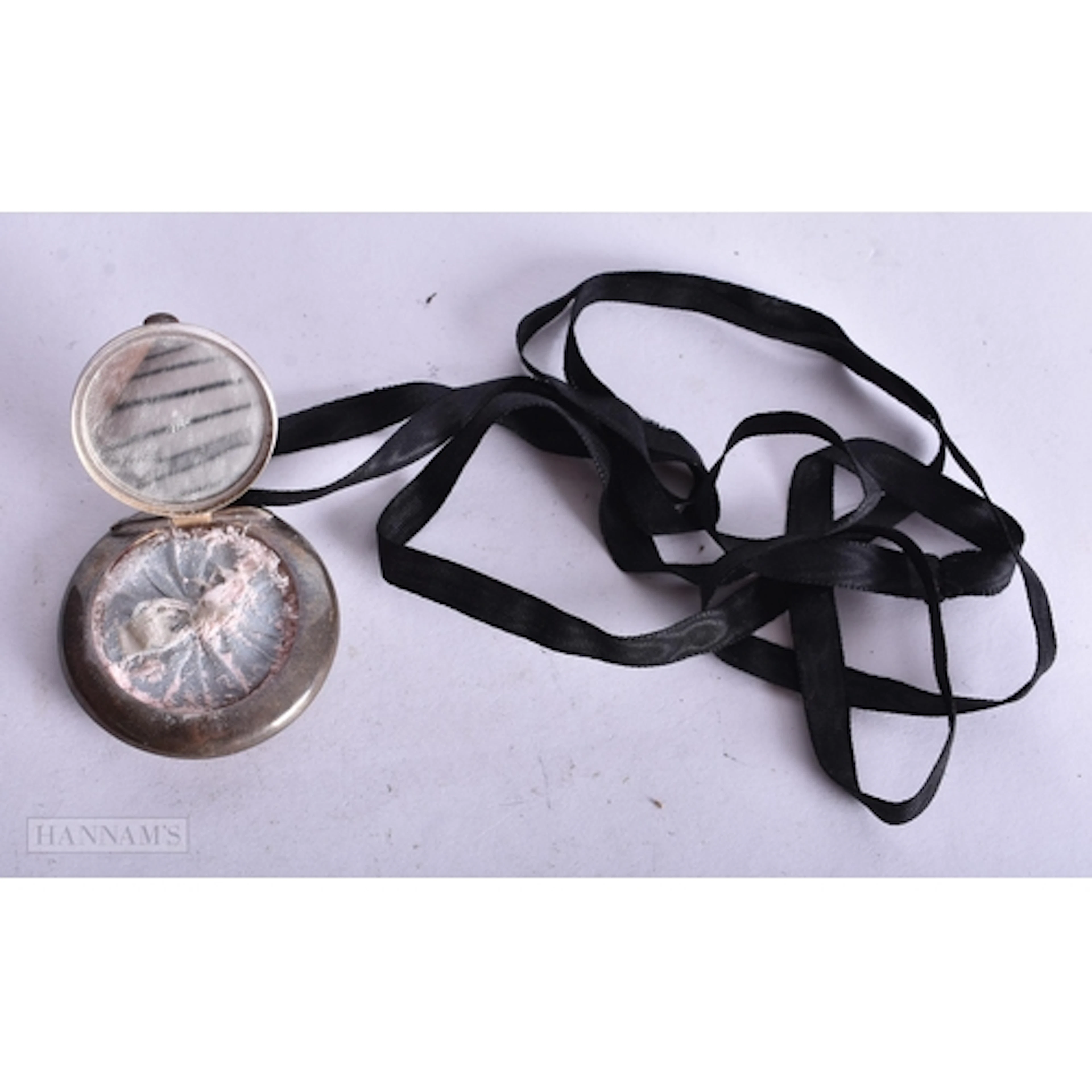 AN ART DECO SILVER COMPACT. Birmingham 1920. 15 grams. 4.25 ...