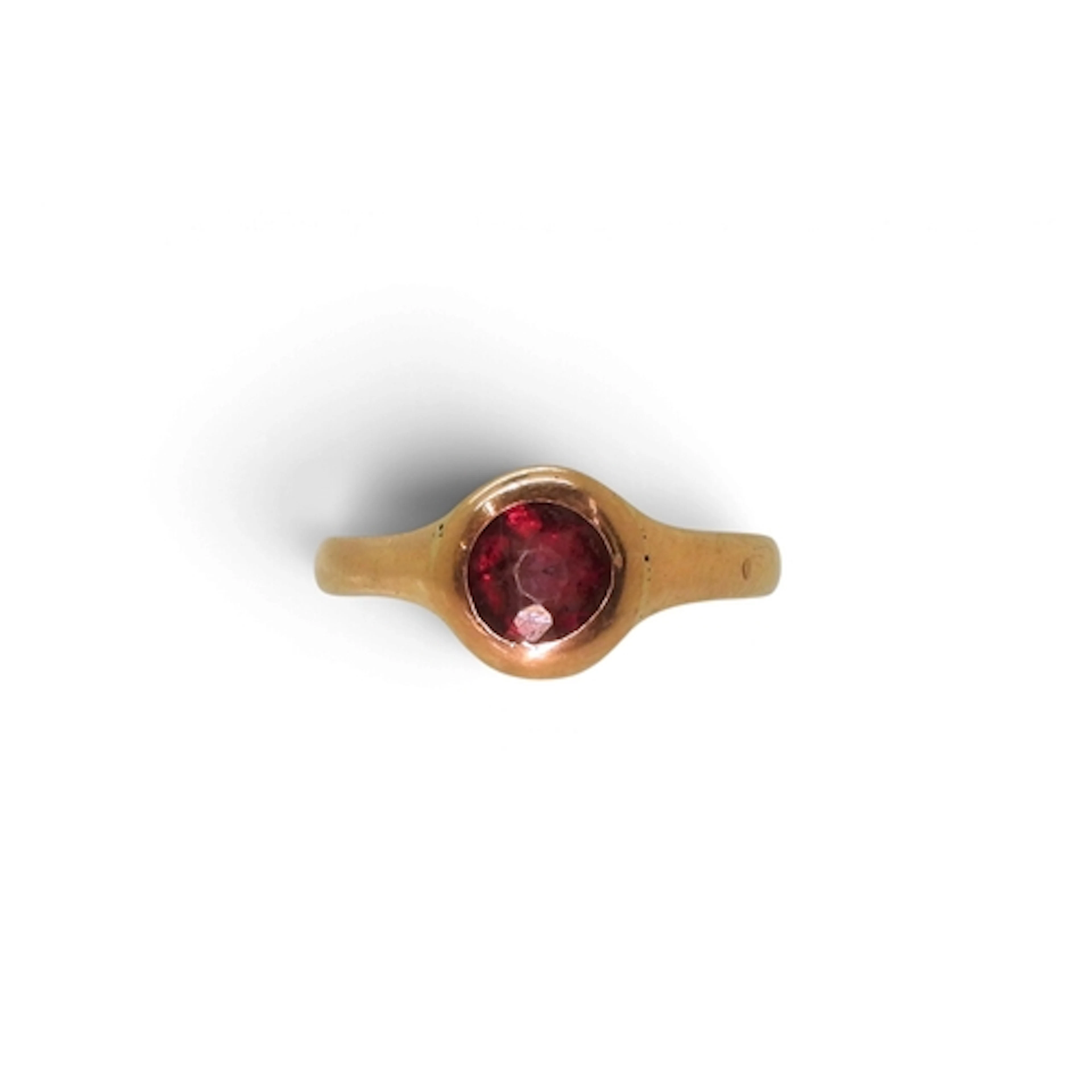 A 9ct rose gold ring set with a garnet, size n, weight 3gms