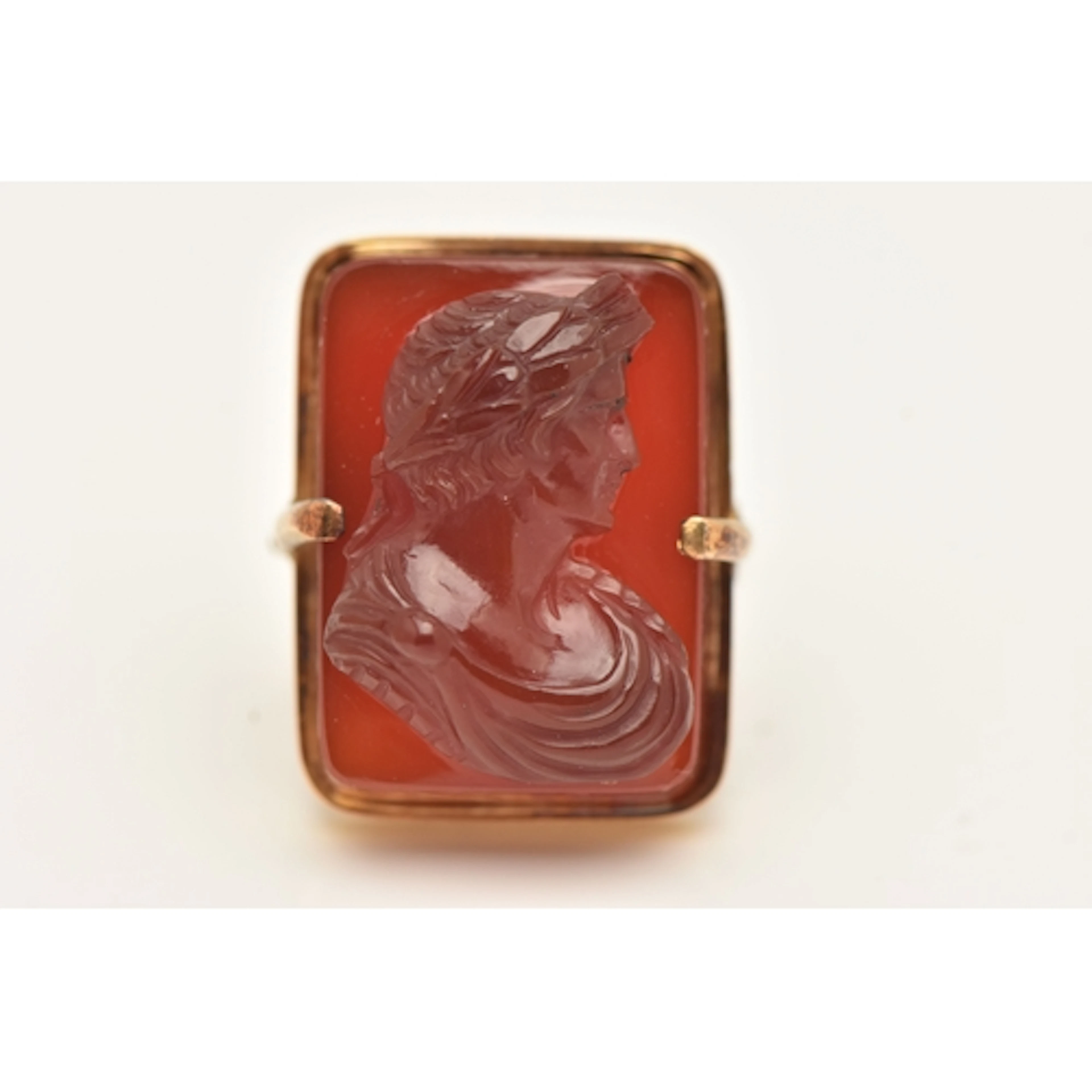 A LATE 19TH CENTURY GOLD HARDSTONE CAMEO BROOCH, the carneli...