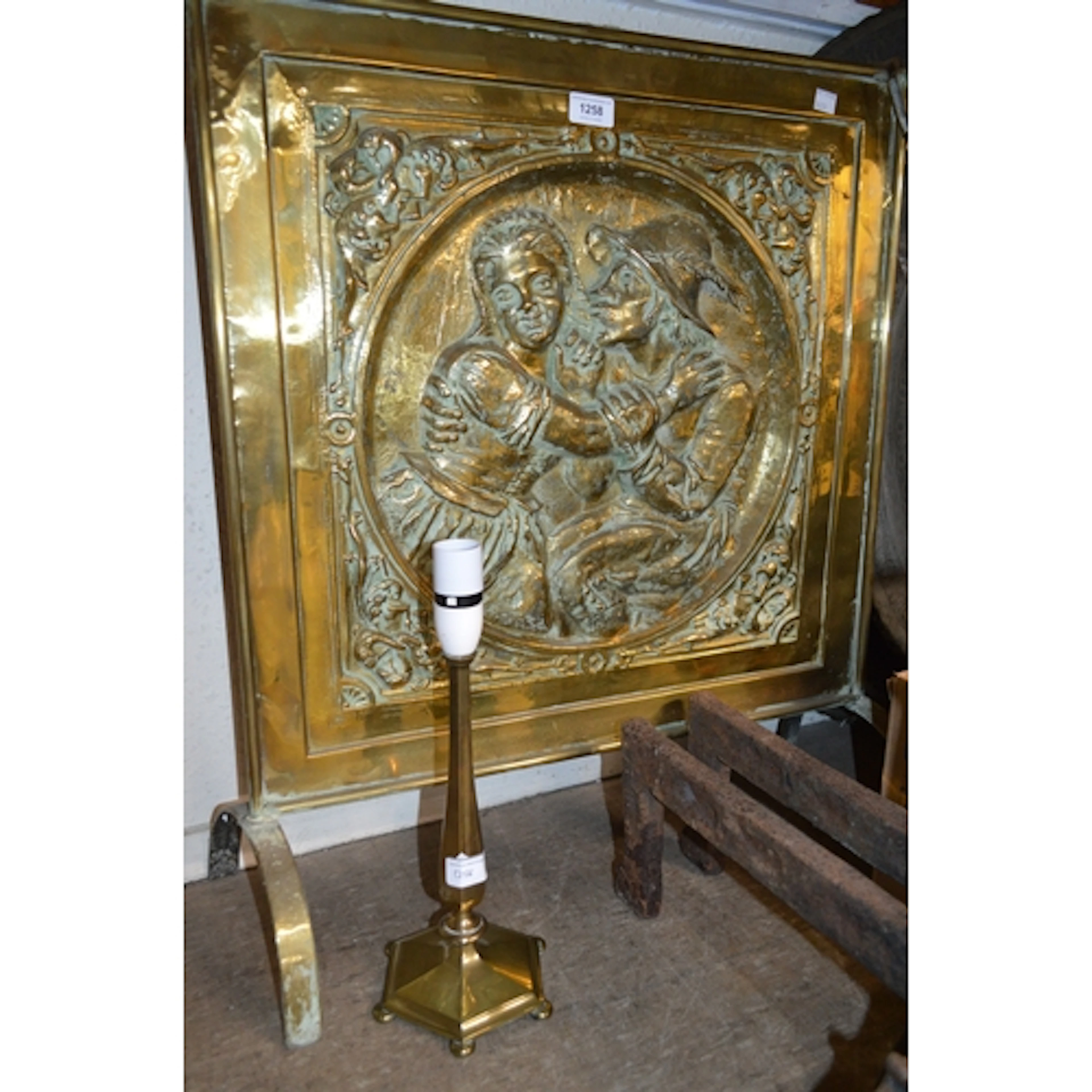 Embossed brass fire screen, together with a brass table lamp