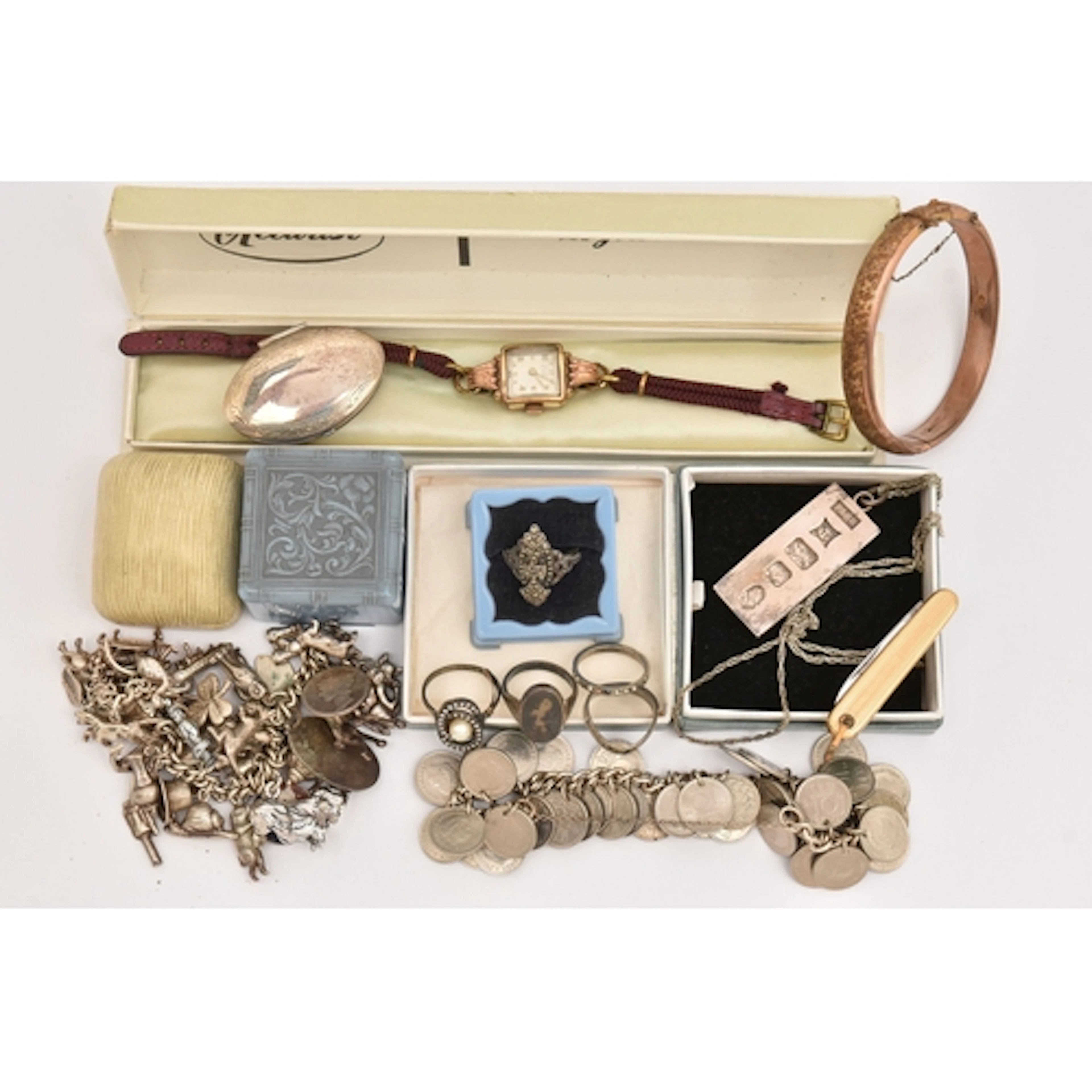 AN ASSORTMENT OF JEWELLERY AND ITEMS, to include a silver in...