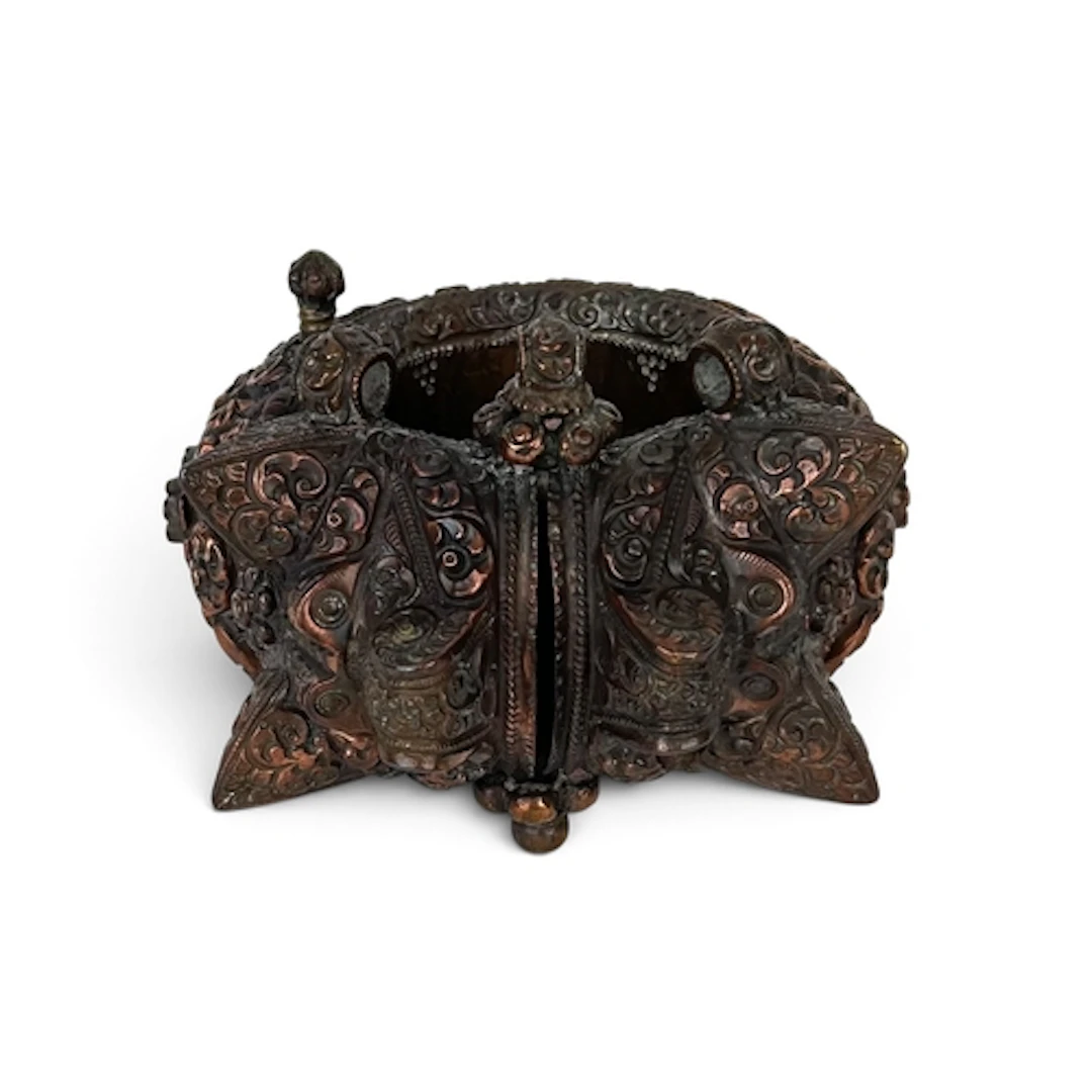 AN INDIAN REPOUSSE COPPER ANKLET 19th Century. 12cm Diameter...