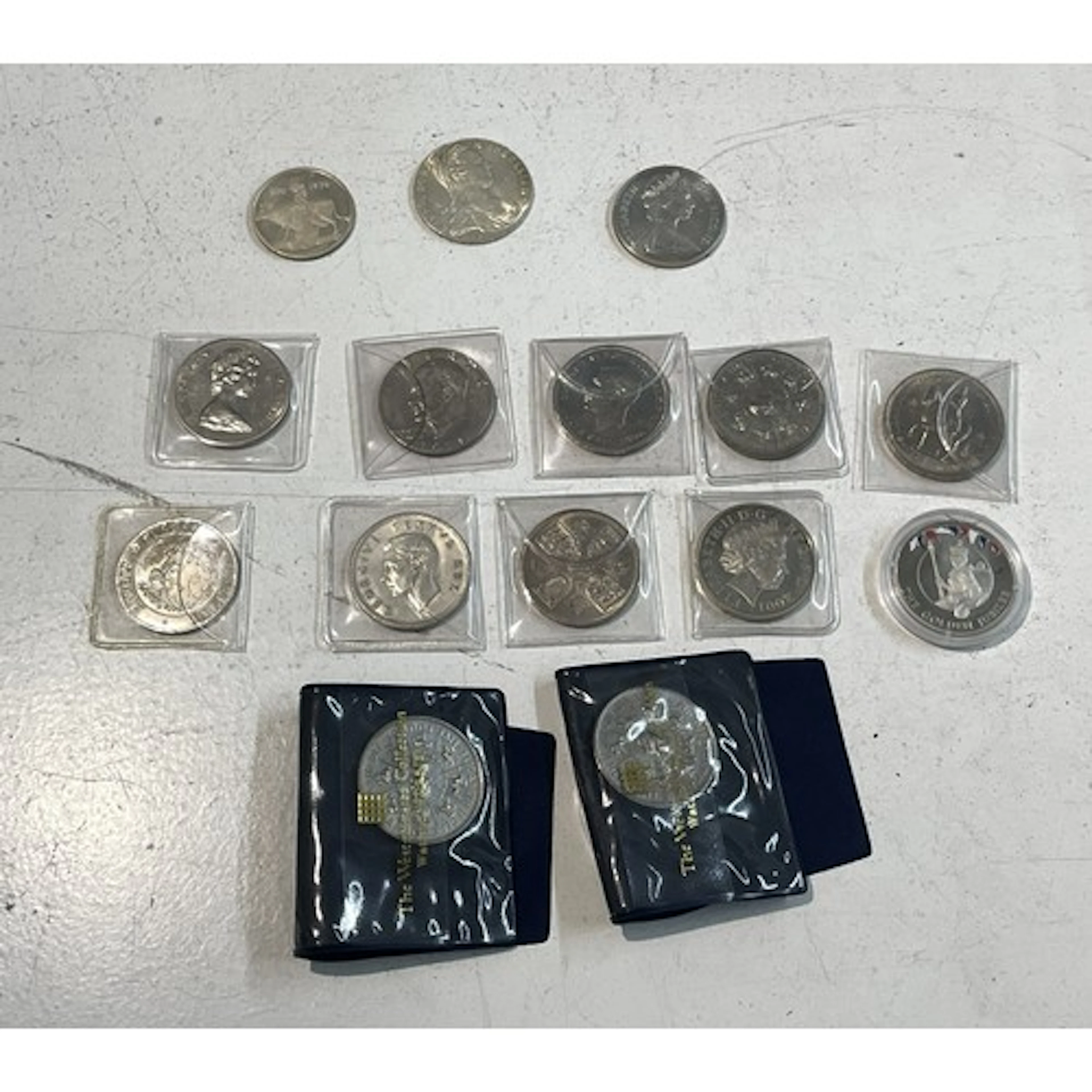 A mixed lot of coins to include numerous Five Shilling coins...