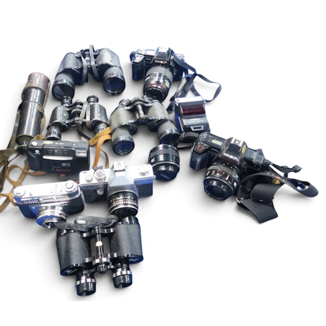 Vintage cameras, to include Minolta 5000 and 7000 examples, ...