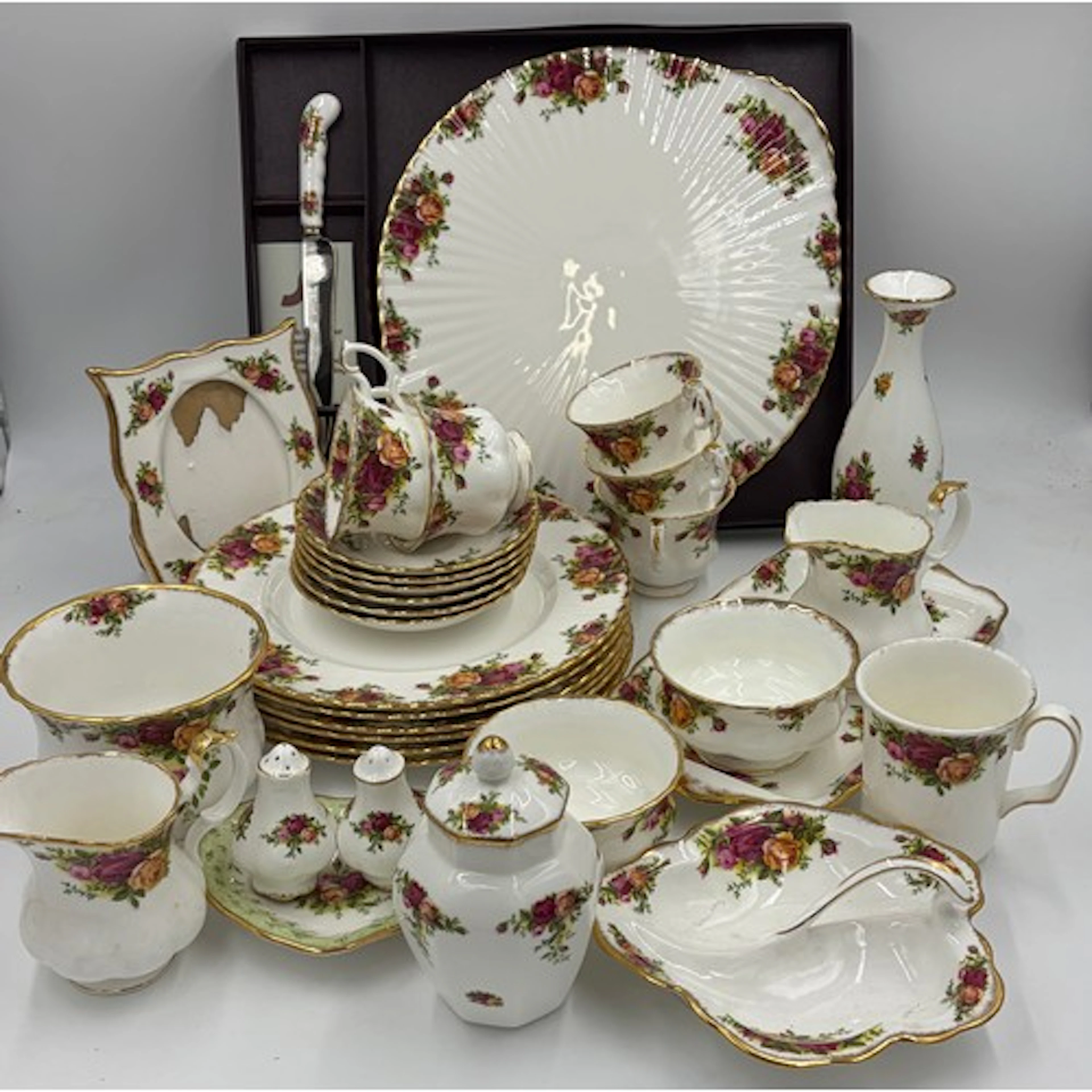 A collection of Royal Albert Old Country Roses to include bo...