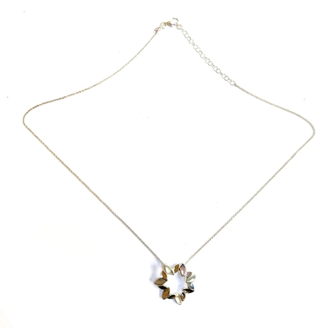 A silver wreath shaped pendant on chain, 2.5cmW, 5.1g