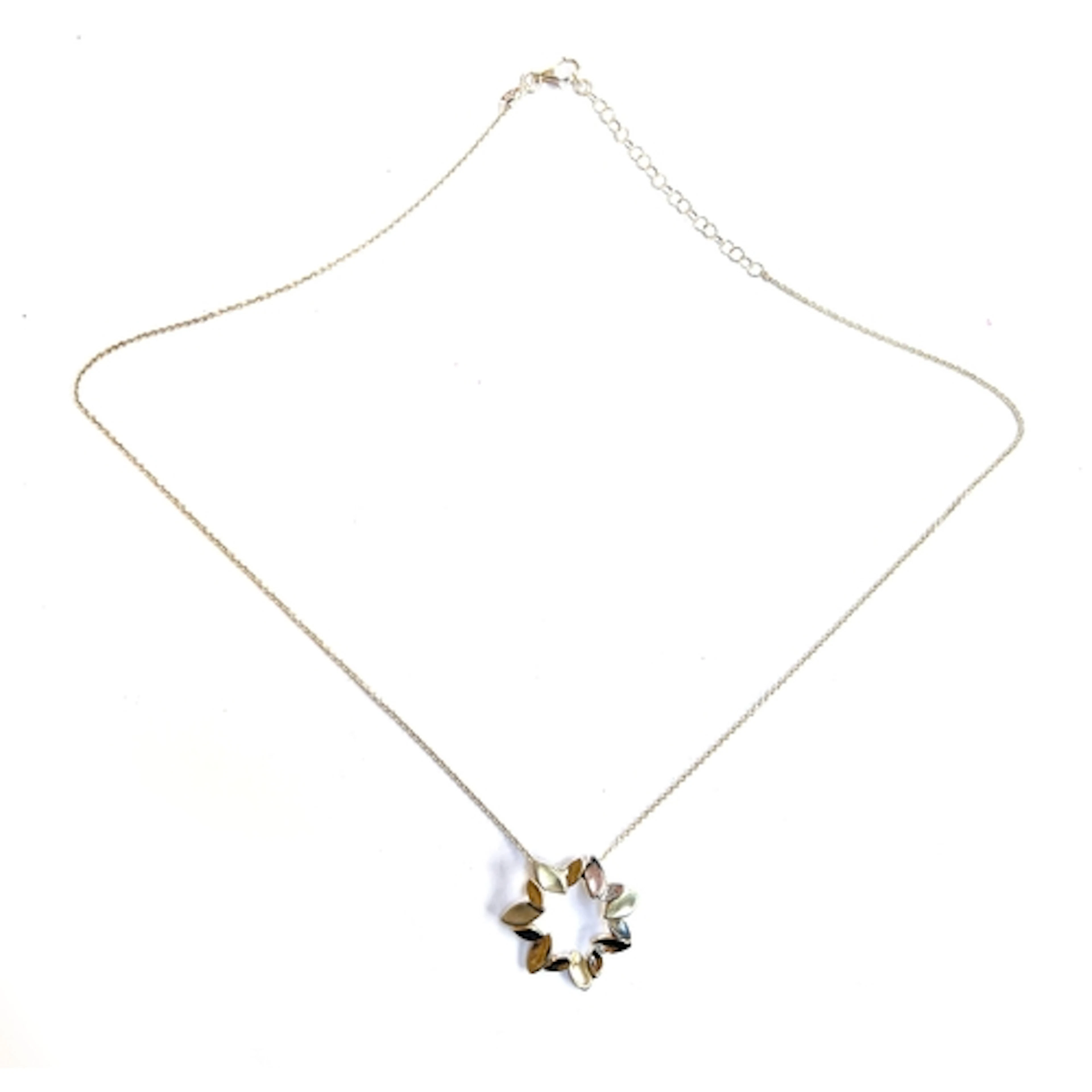 A silver wreath shaped pendant on chain, 2.5cmW, 5.1g