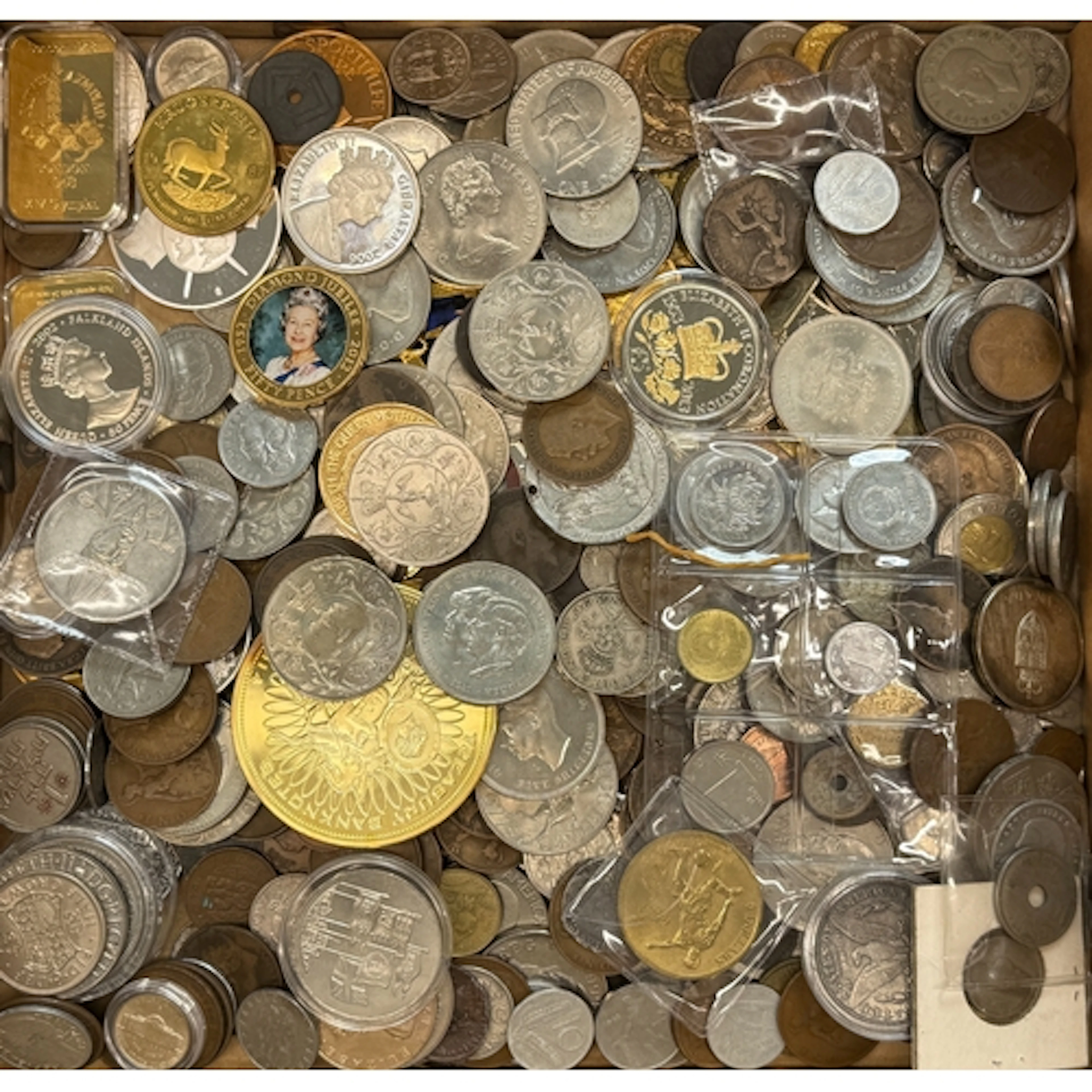 A large accumulation of mainly modern World coins, some enca...