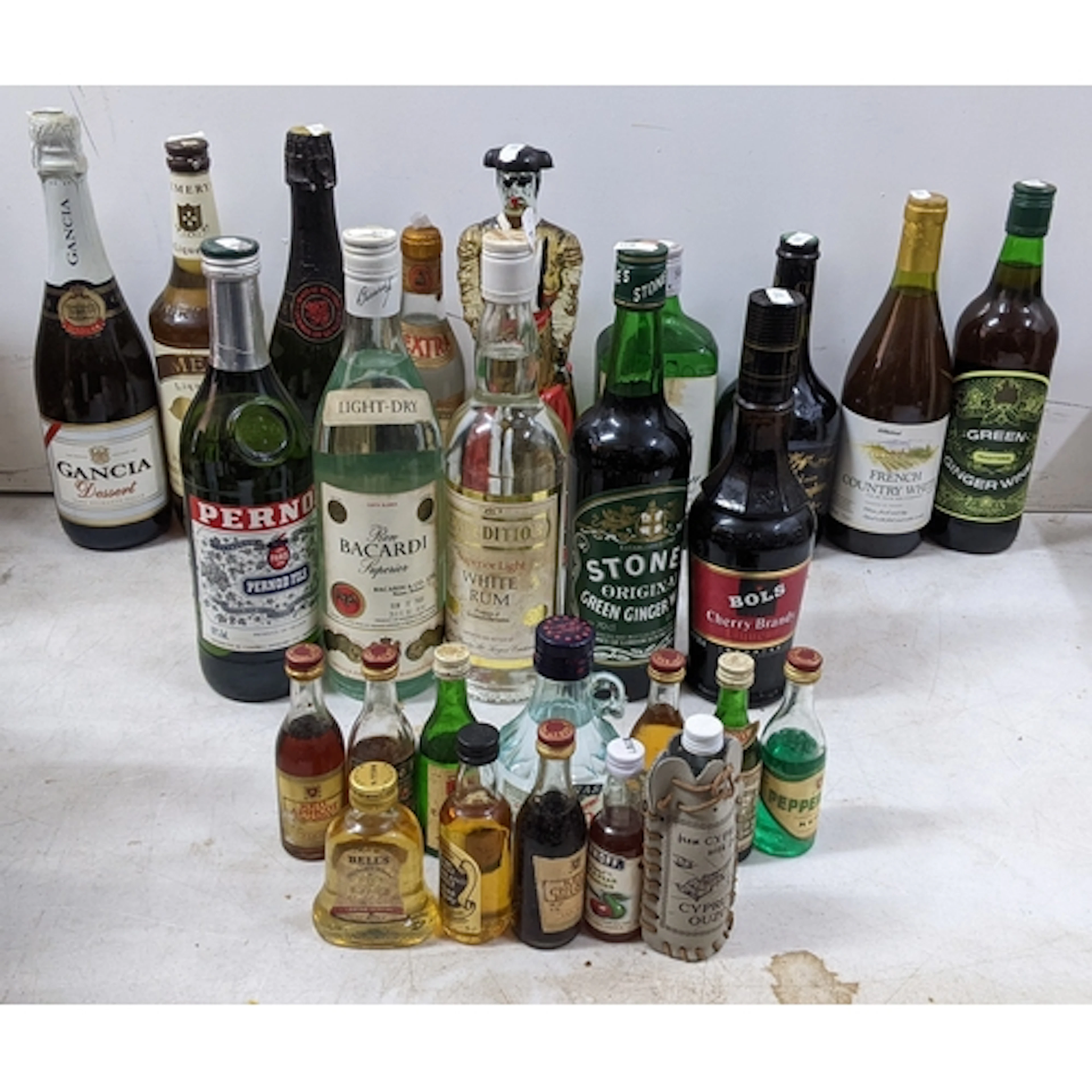A mixed group of wines, spirits and liqueurs, including Cell...