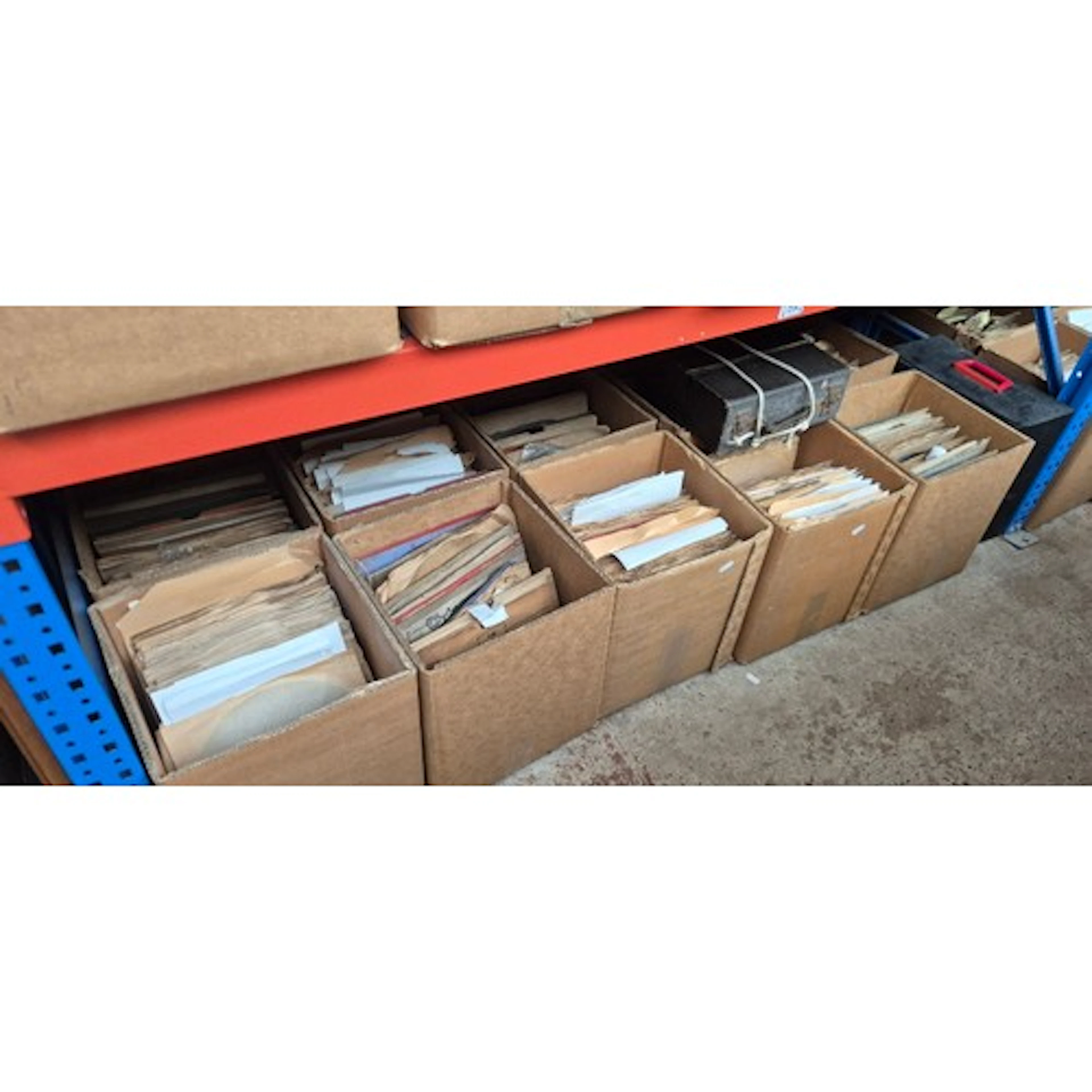 10 boxes and 2 cases of 78rpm shellac records. Artistes incl...