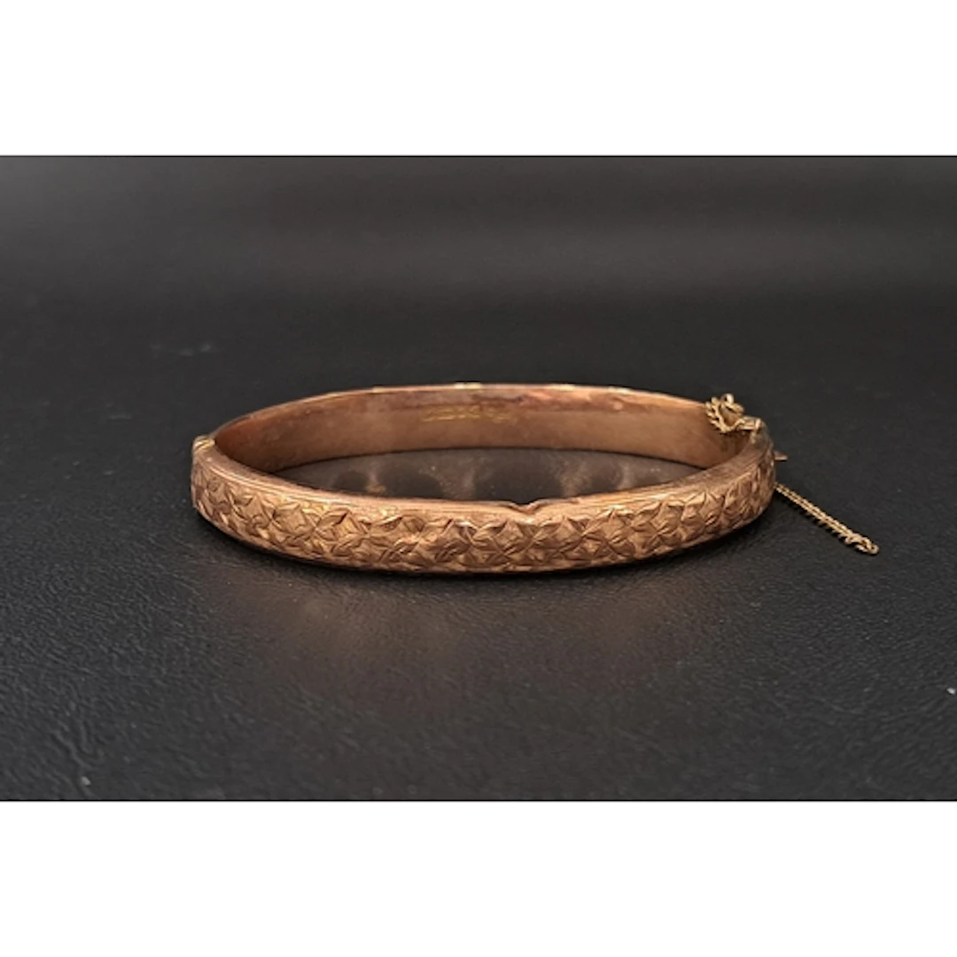 EDWARD VII NINE CARAT GOLD BANGLE the hinged bangle with eng...