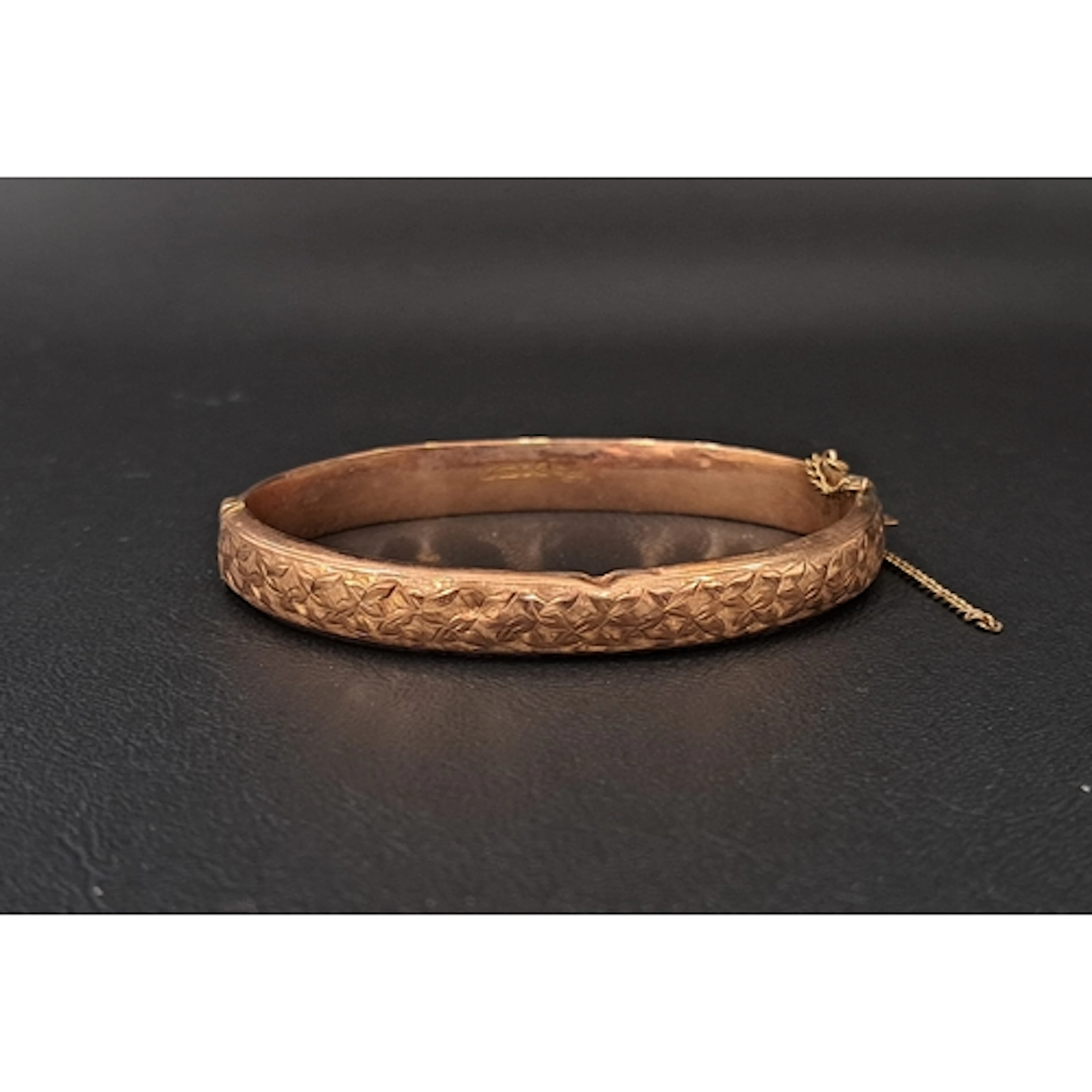 EDWARD VII NINE CARAT GOLD BANGLE the hinged bangle with eng...