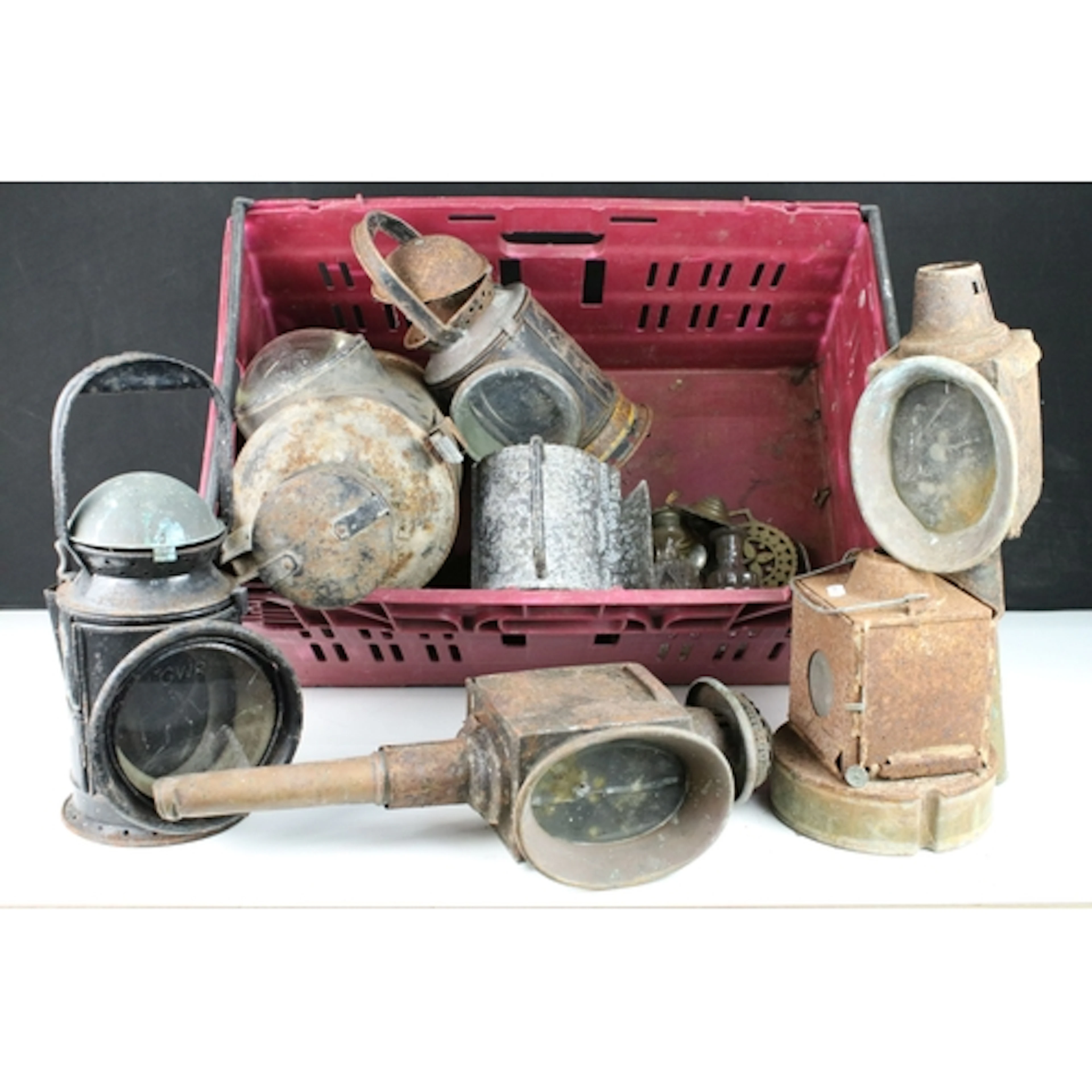 Collection of railway lamps, to comprise carriage lamps and ...