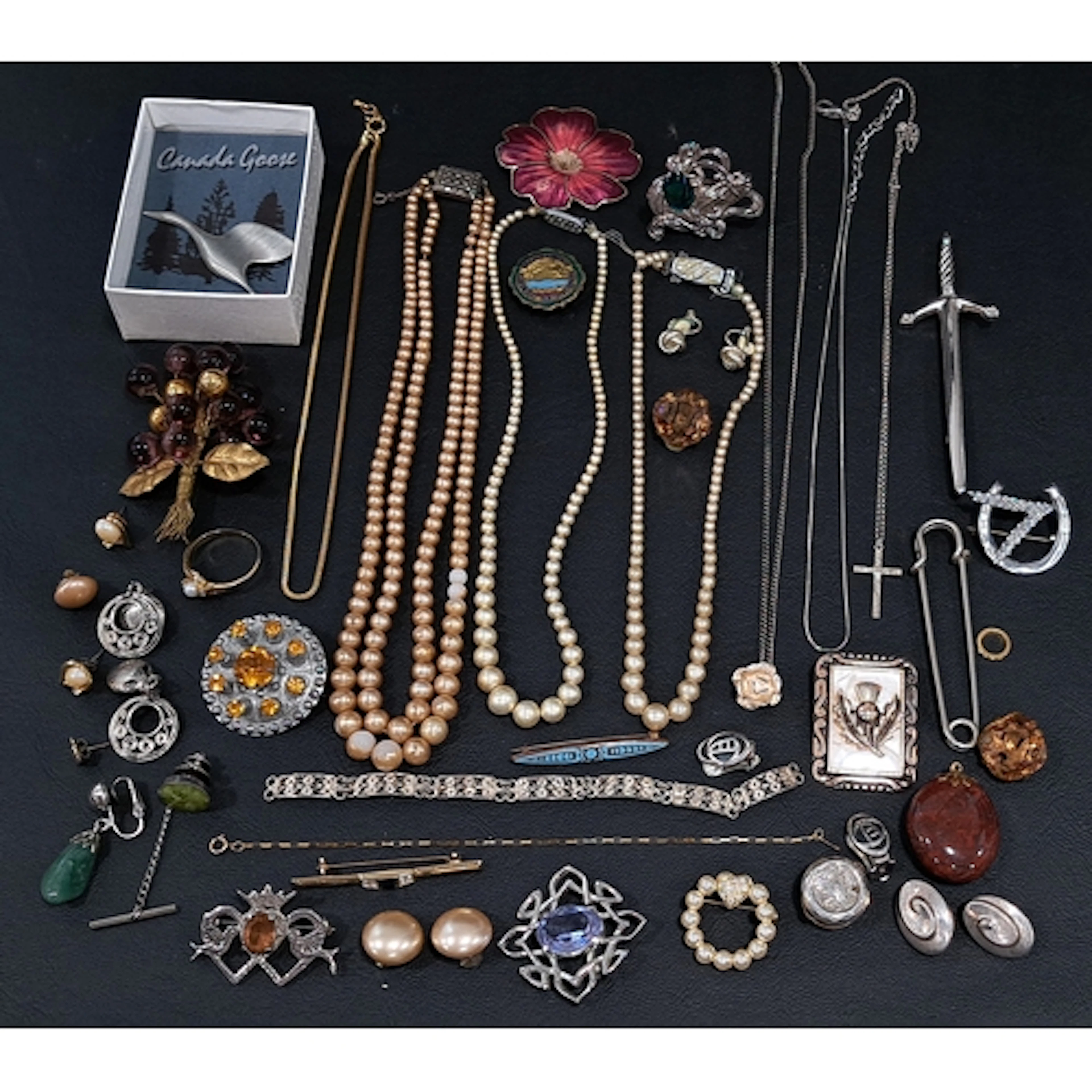 SELECTION OF VINTAGE COSTUME JEWELLERY including various rin...
