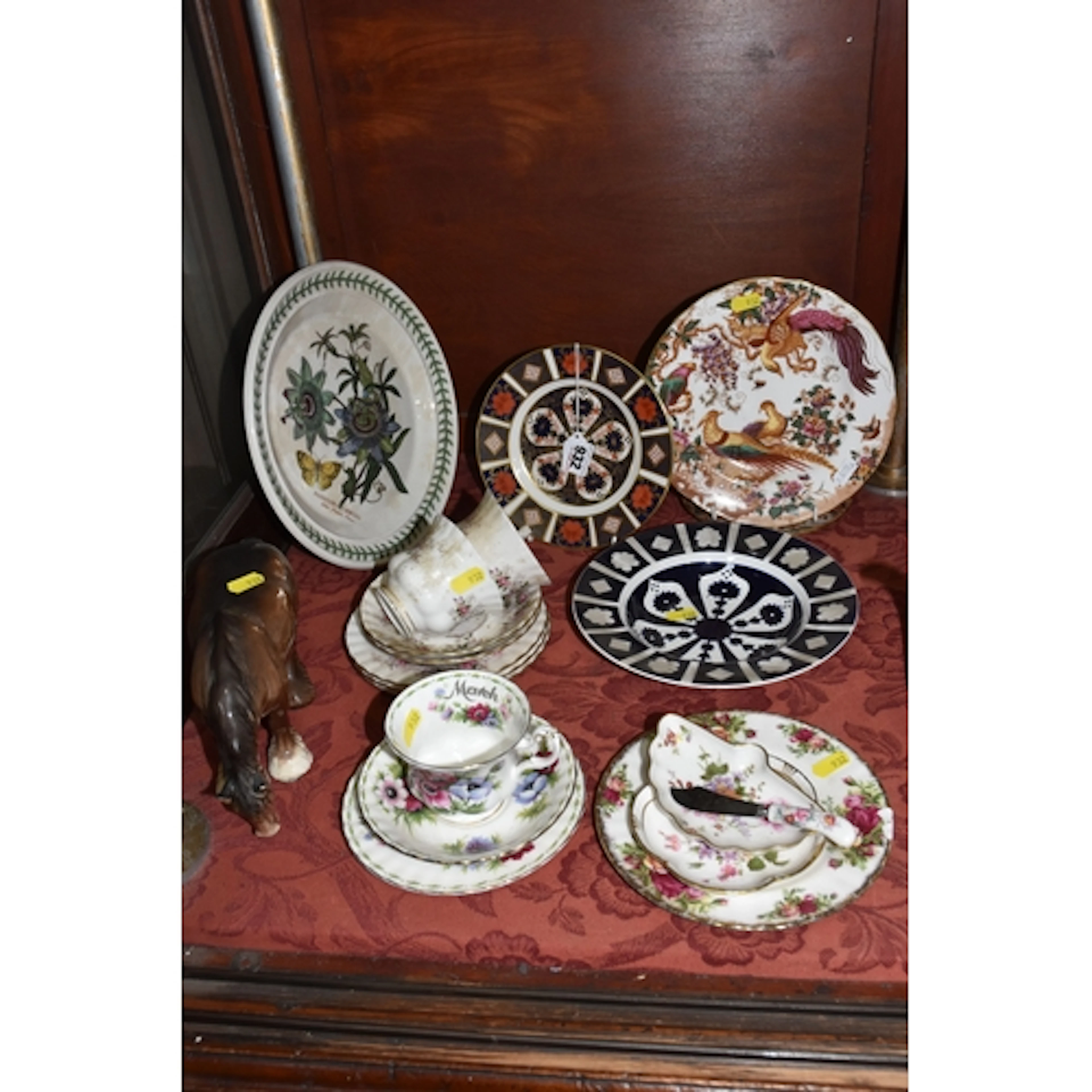 A GROUP OF ROYAL CROWN DERBY 1128 IMARI, ROYAL ALBERT TEA WA...