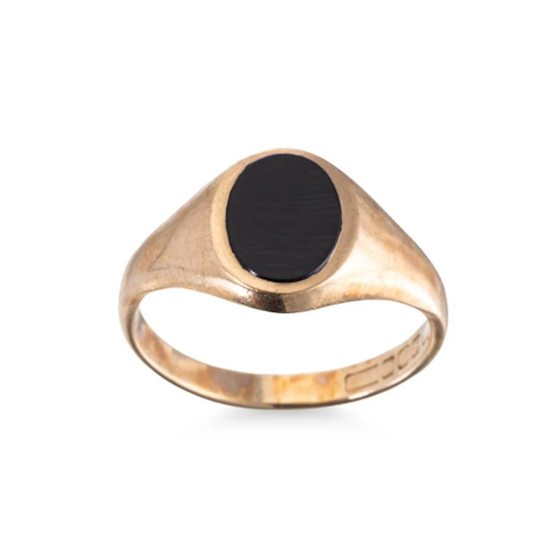 AN ONYX SIGNET RING, the oval onyx mounted in 9ct yellow gol...