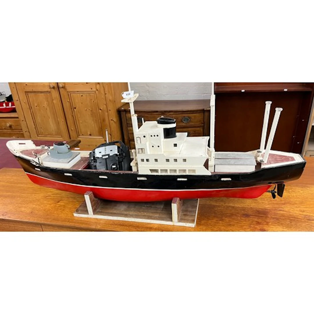 Radio control model boat control boat, with radio control.