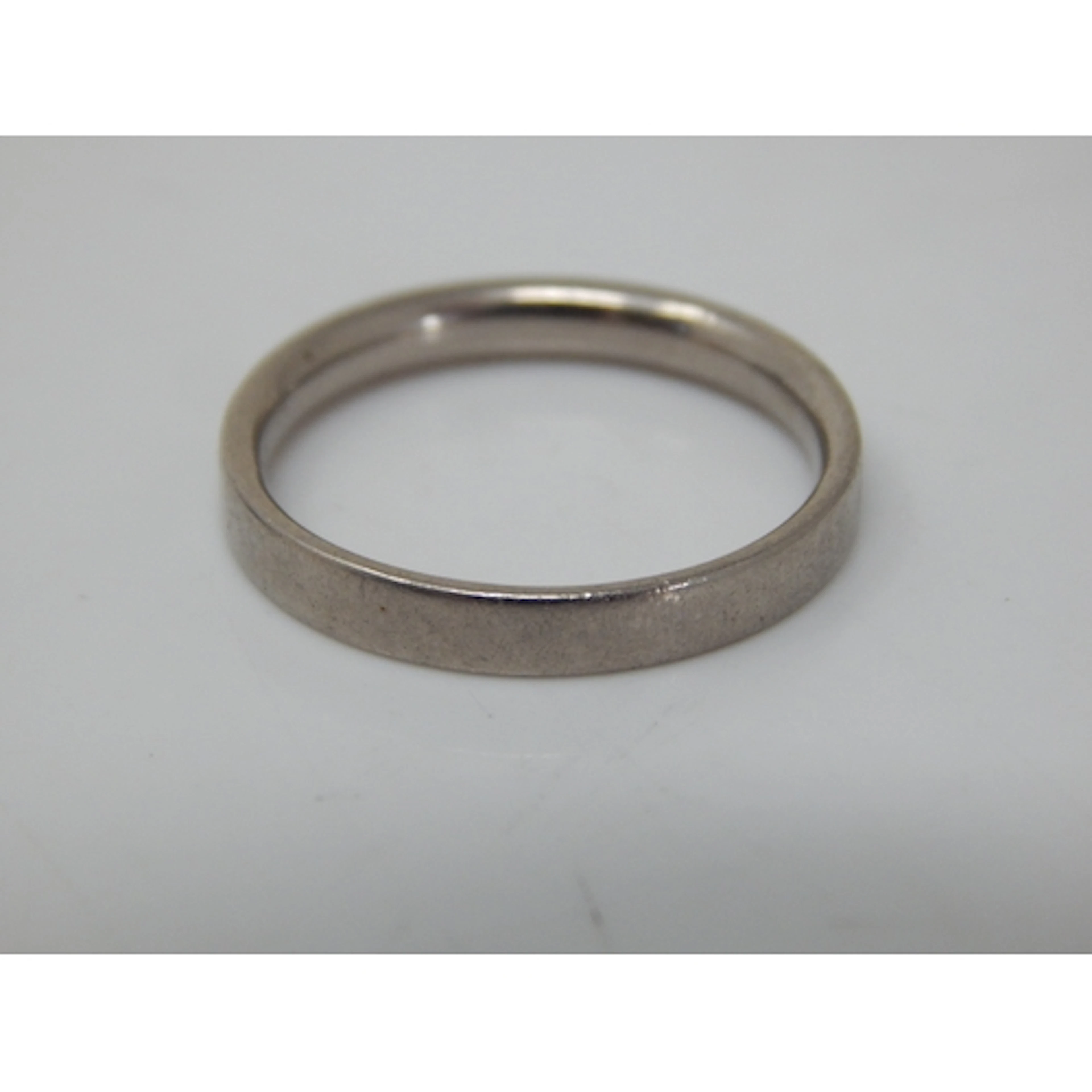 18ct White Gold Wedding Ring: Size O: Weight 4.24g