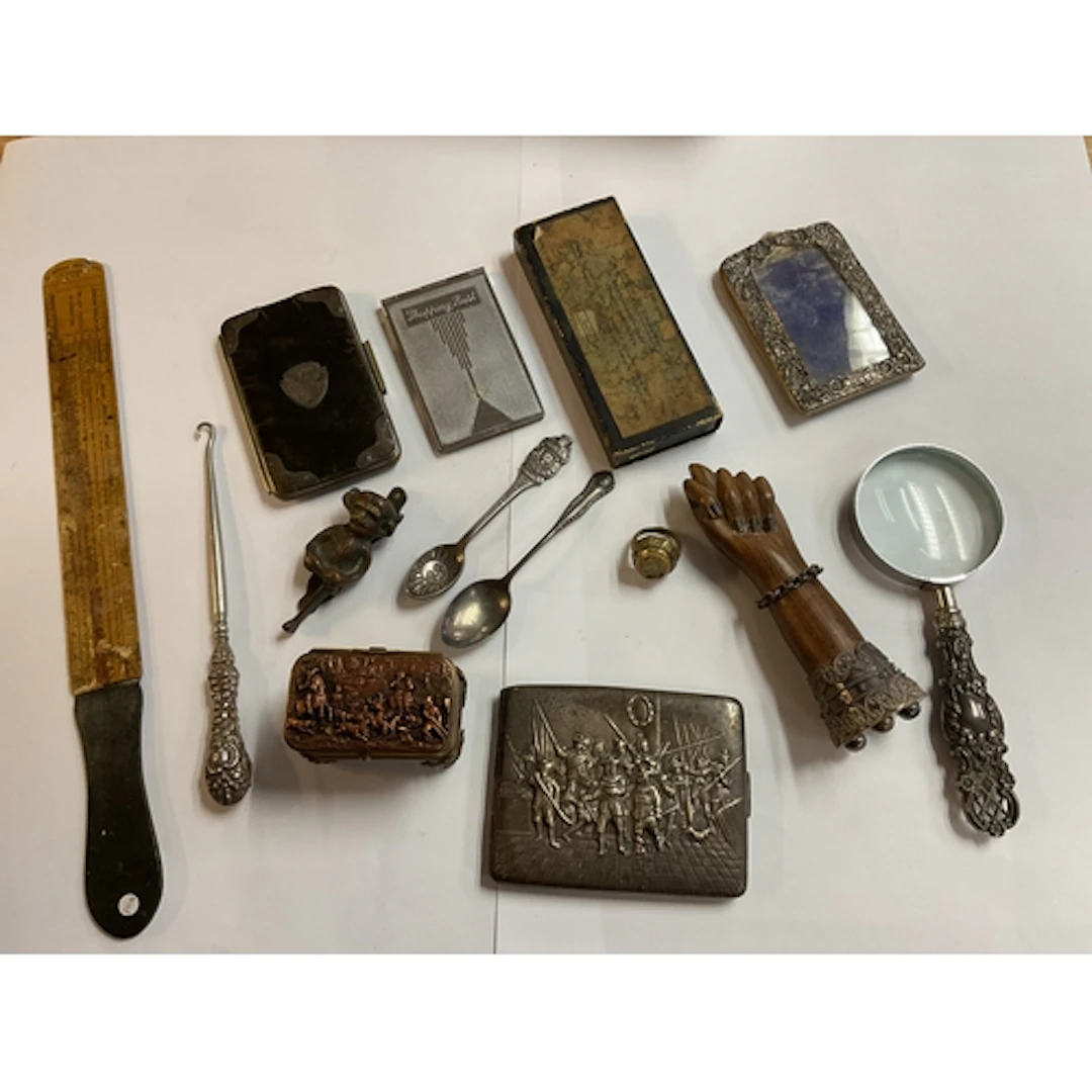 Vintage items to inc cigarette cases, silver magnifying glas...