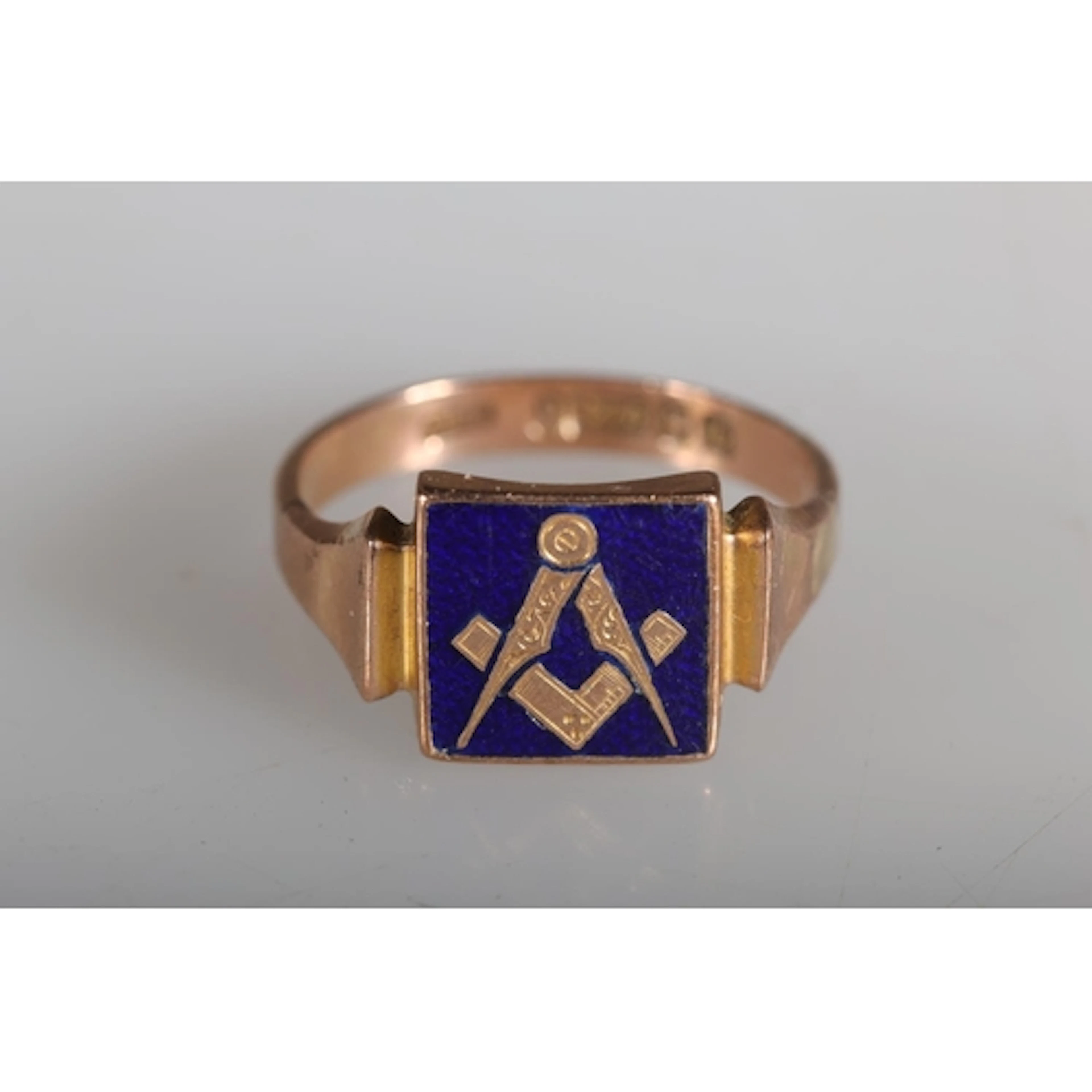 9ct gold signet ring with enamel tablet depicting a Masonic ...
