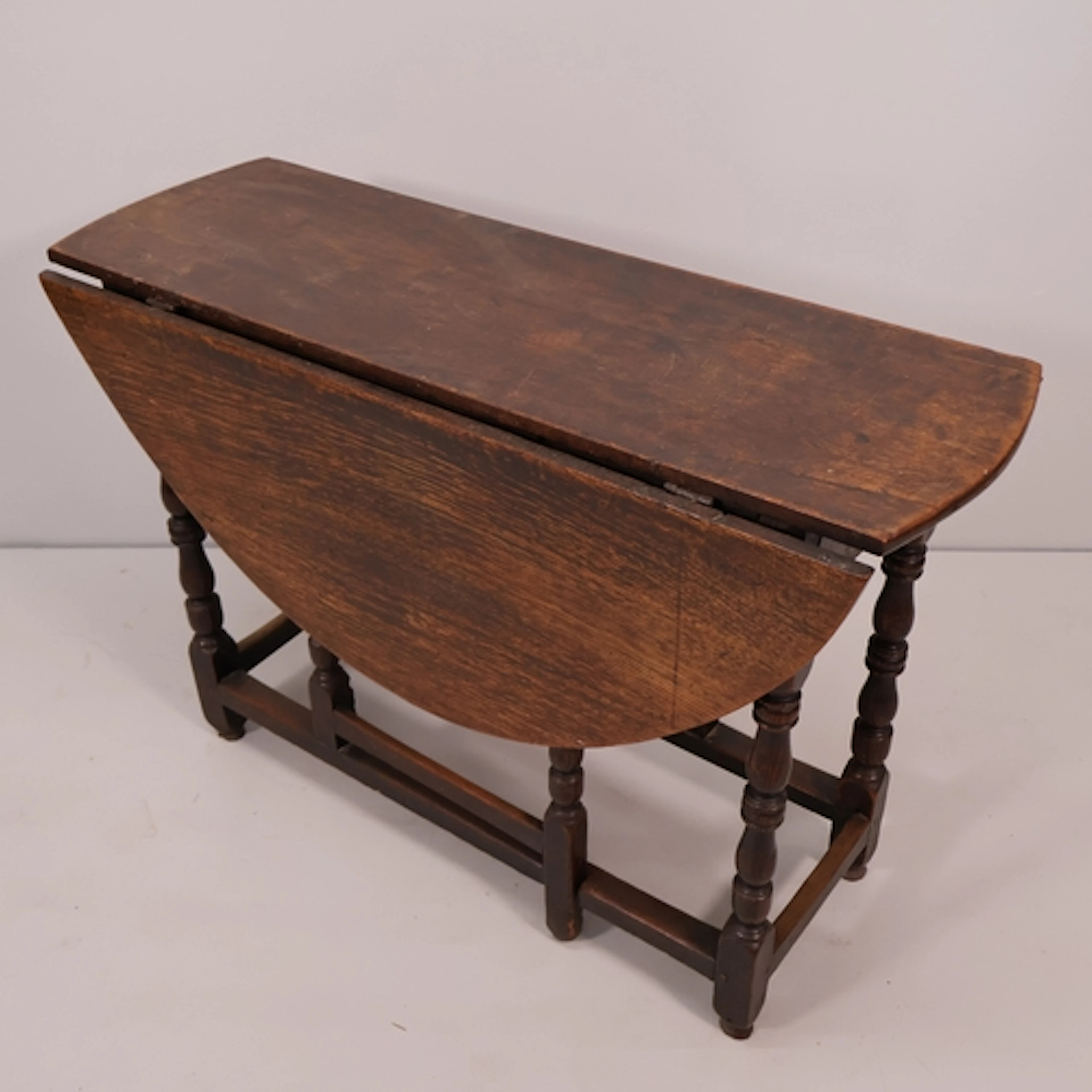 A 19th century oak gateleg table, W106cm, H72cm, D40cm.