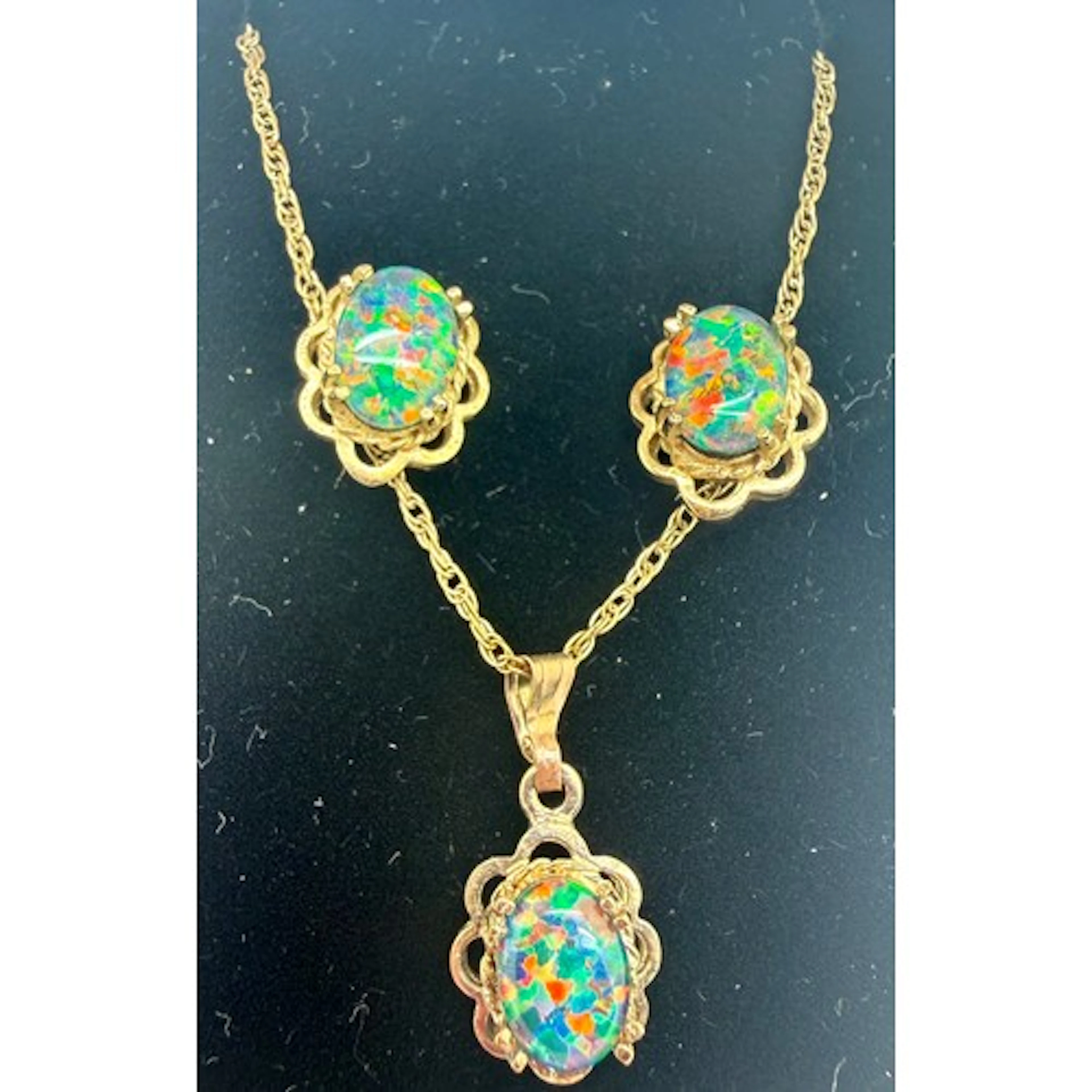 Nine carat gold opal pendant suspended on a 9 carat gold cha...