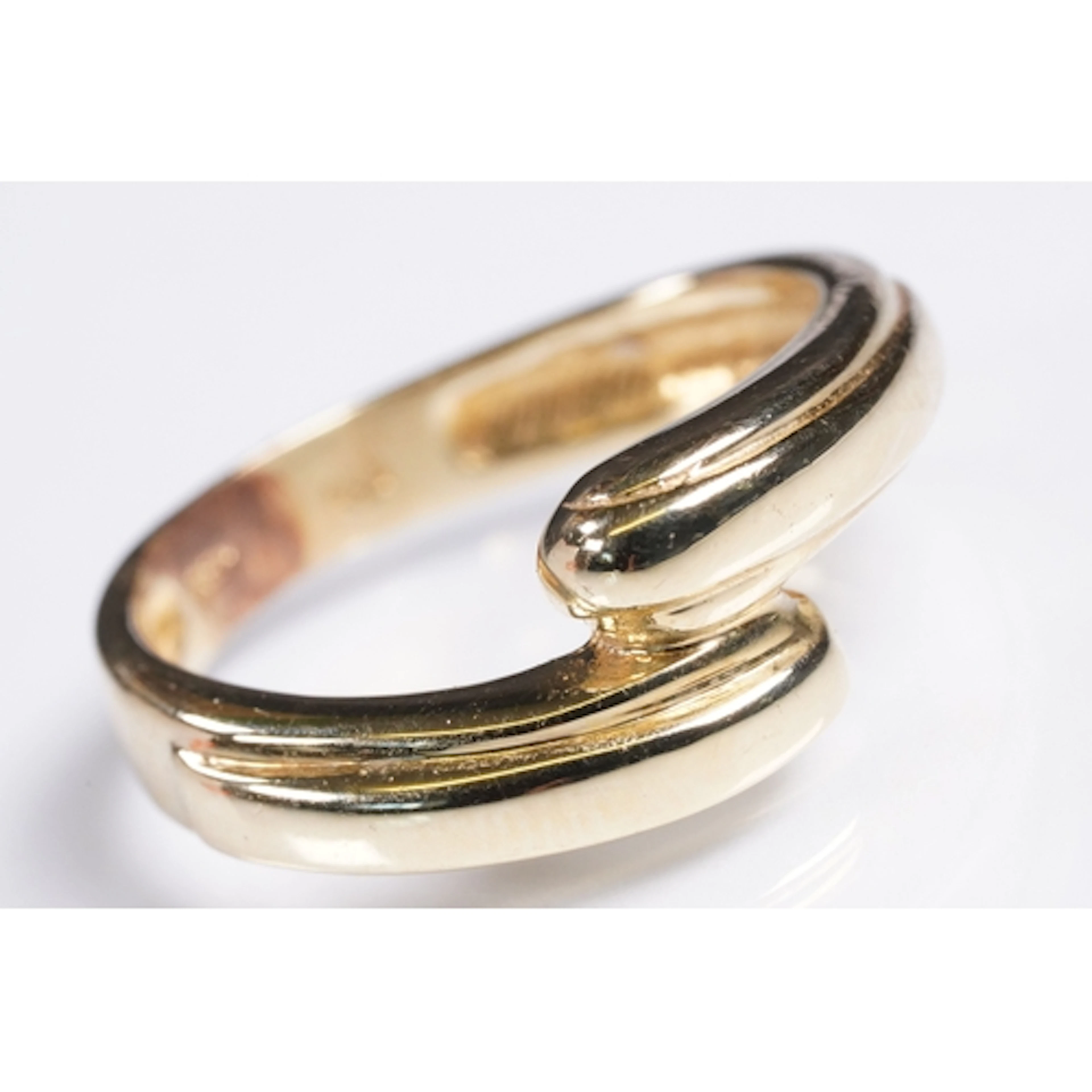 Yellow metal wrap around style ring. Marked 585, tests indic...