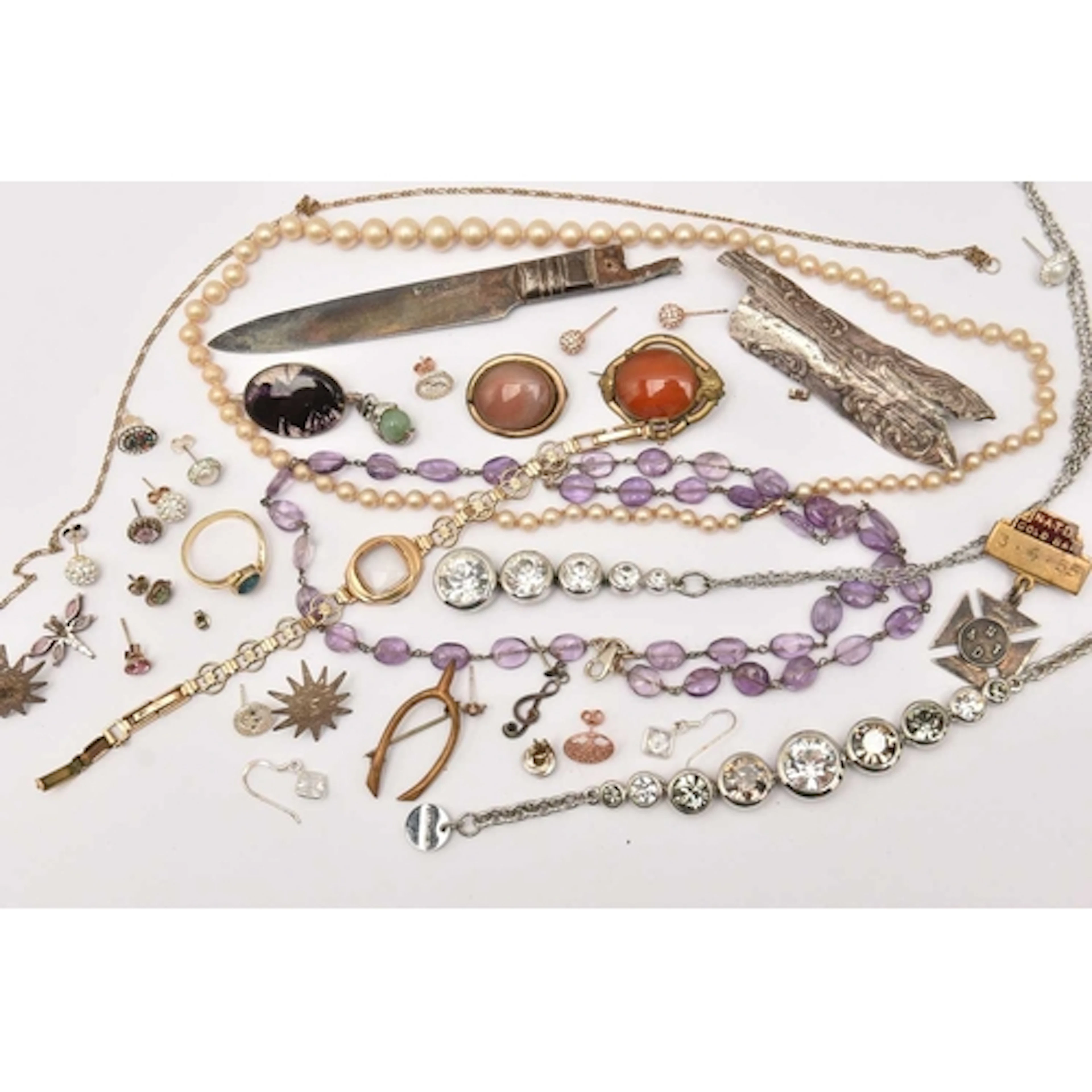 AN ASSORTMENT OF JEWELLERY, to include a selection of white ...