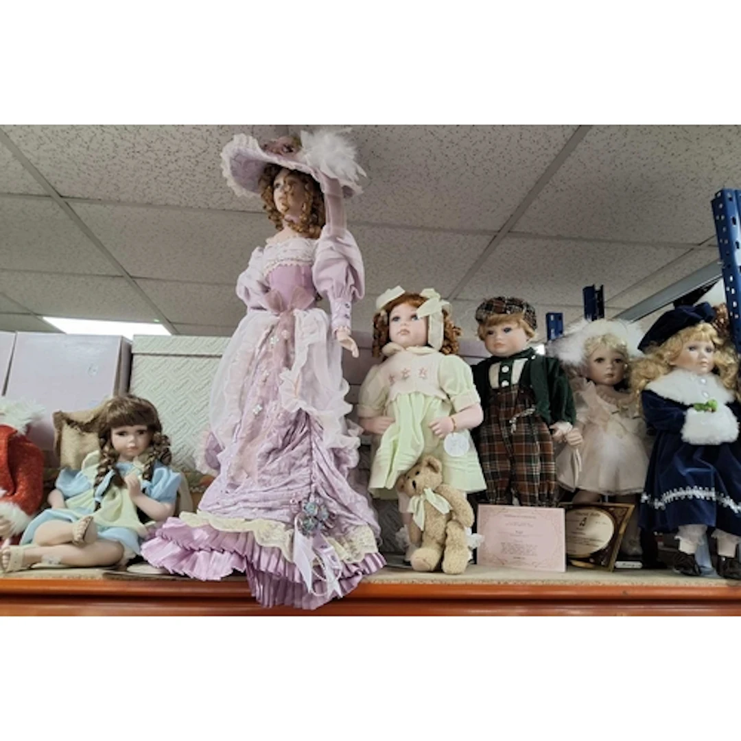 A GROUP OF COLLECTORS' DOLLS, twelve dolls to include limite...