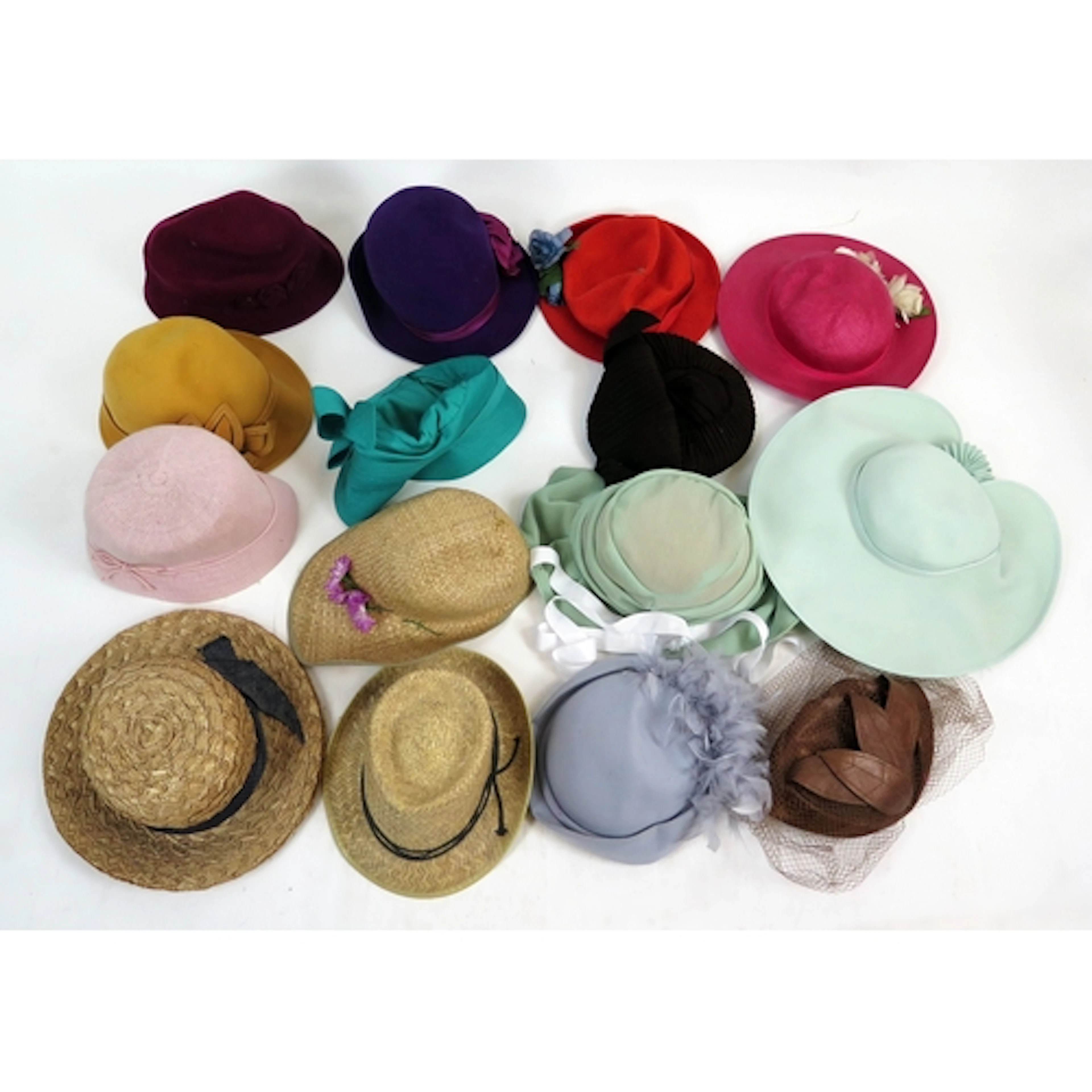 Quantity of lady's vintage fashion hats