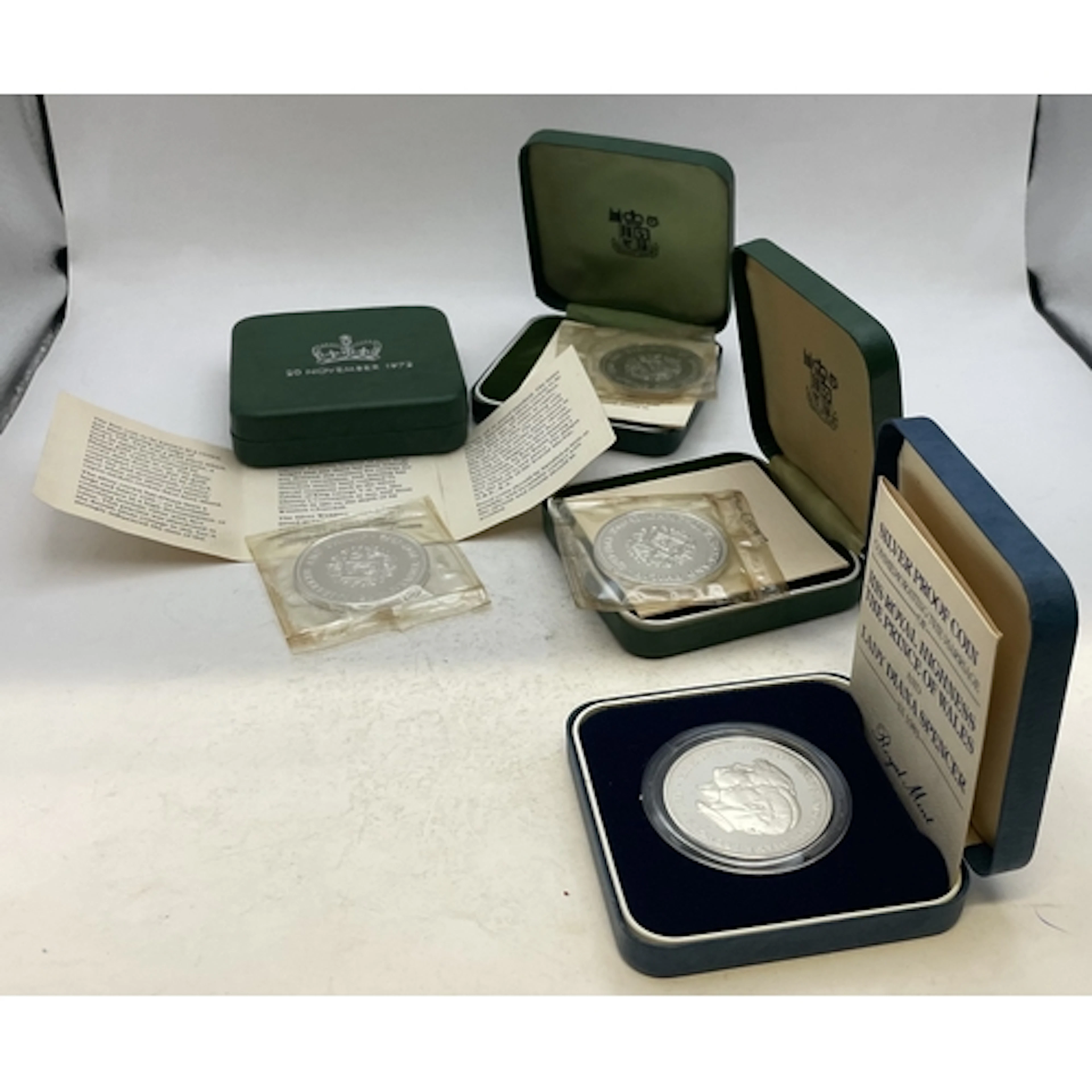 3 commemorative Crowns in Royal Mint boxes and a Silver Proo...