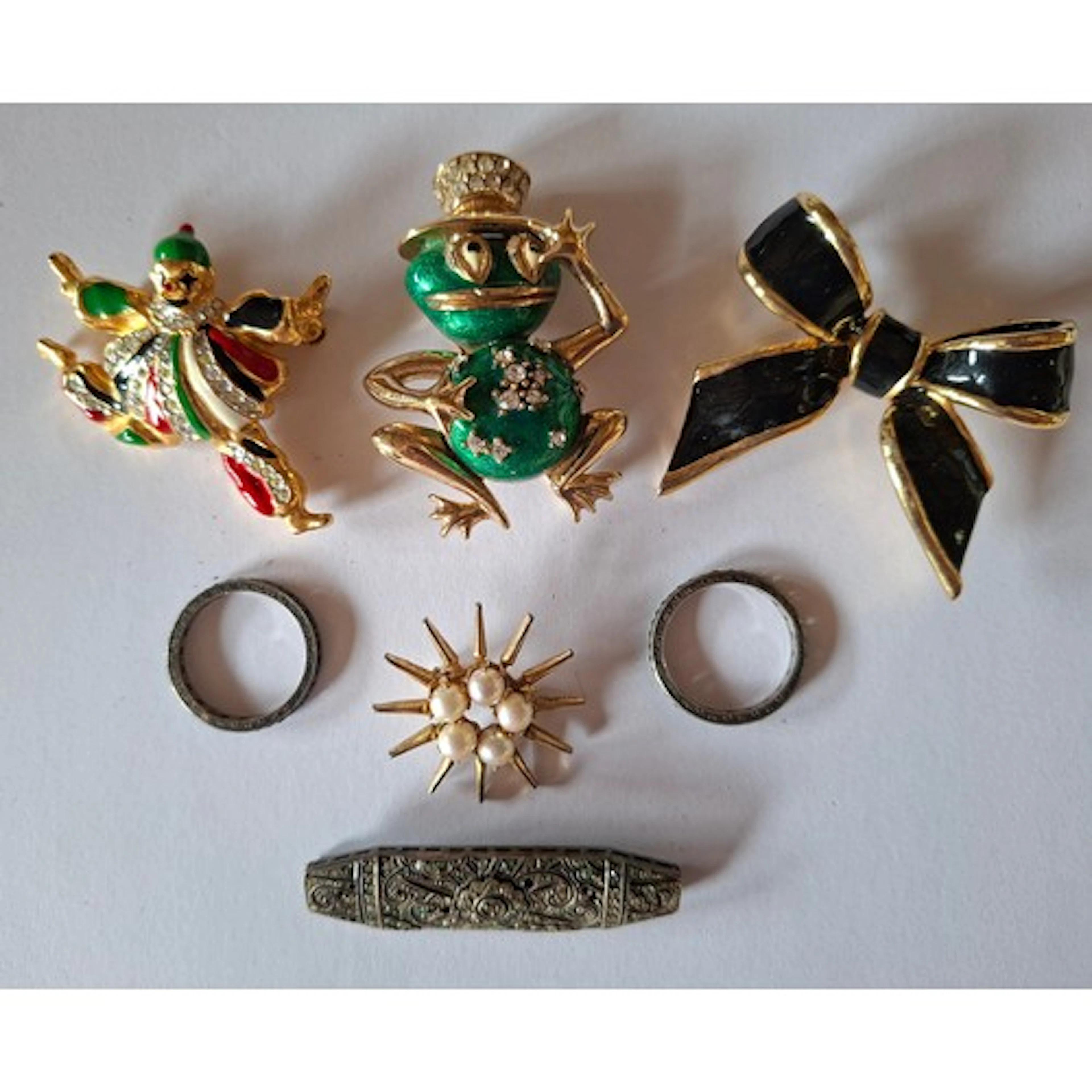 A small group of costume jewellery to include a Ciner gold t...