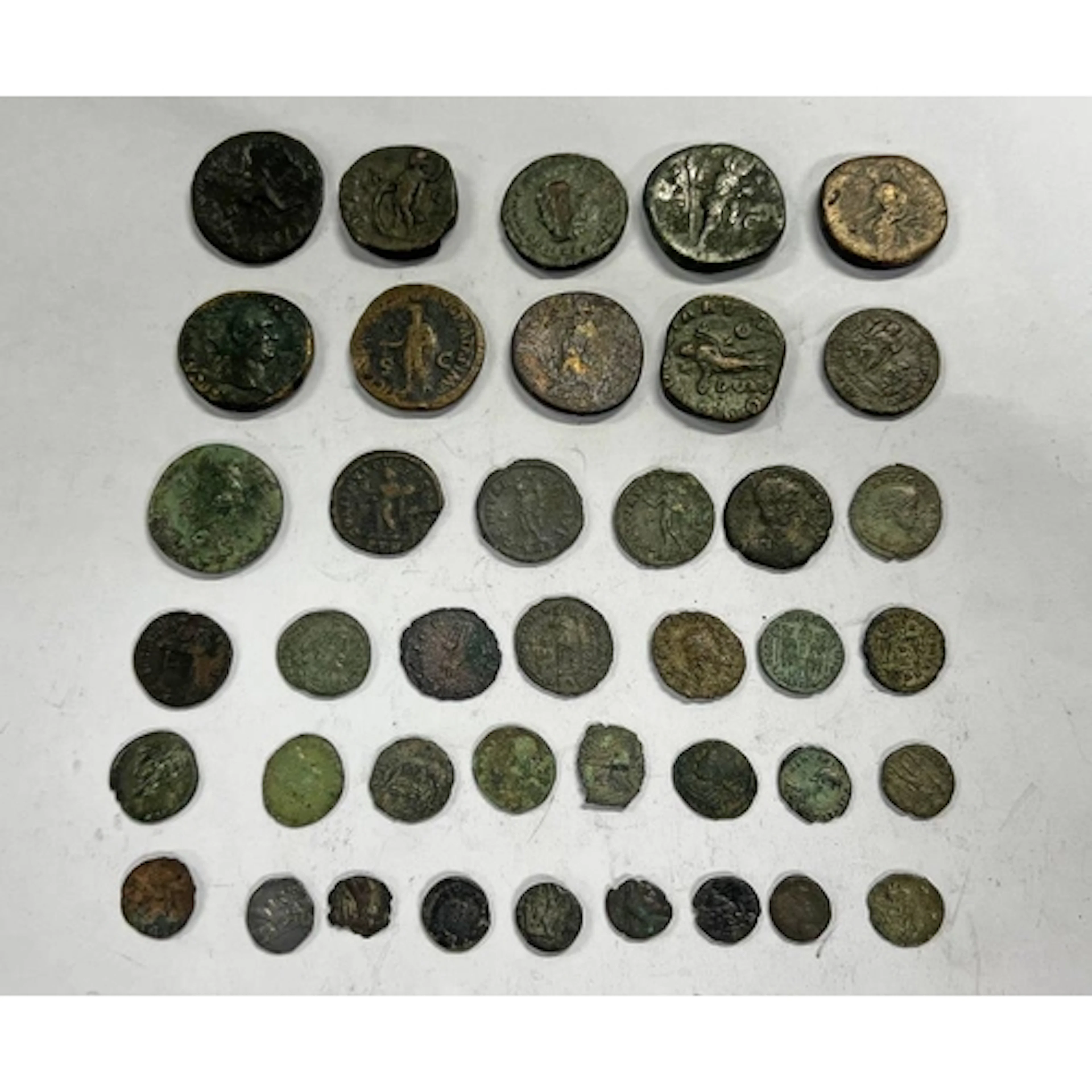 GOOD SELECTION OF ROMAN IMPERIAL BRONZE COINS WITH MIXED DEN...