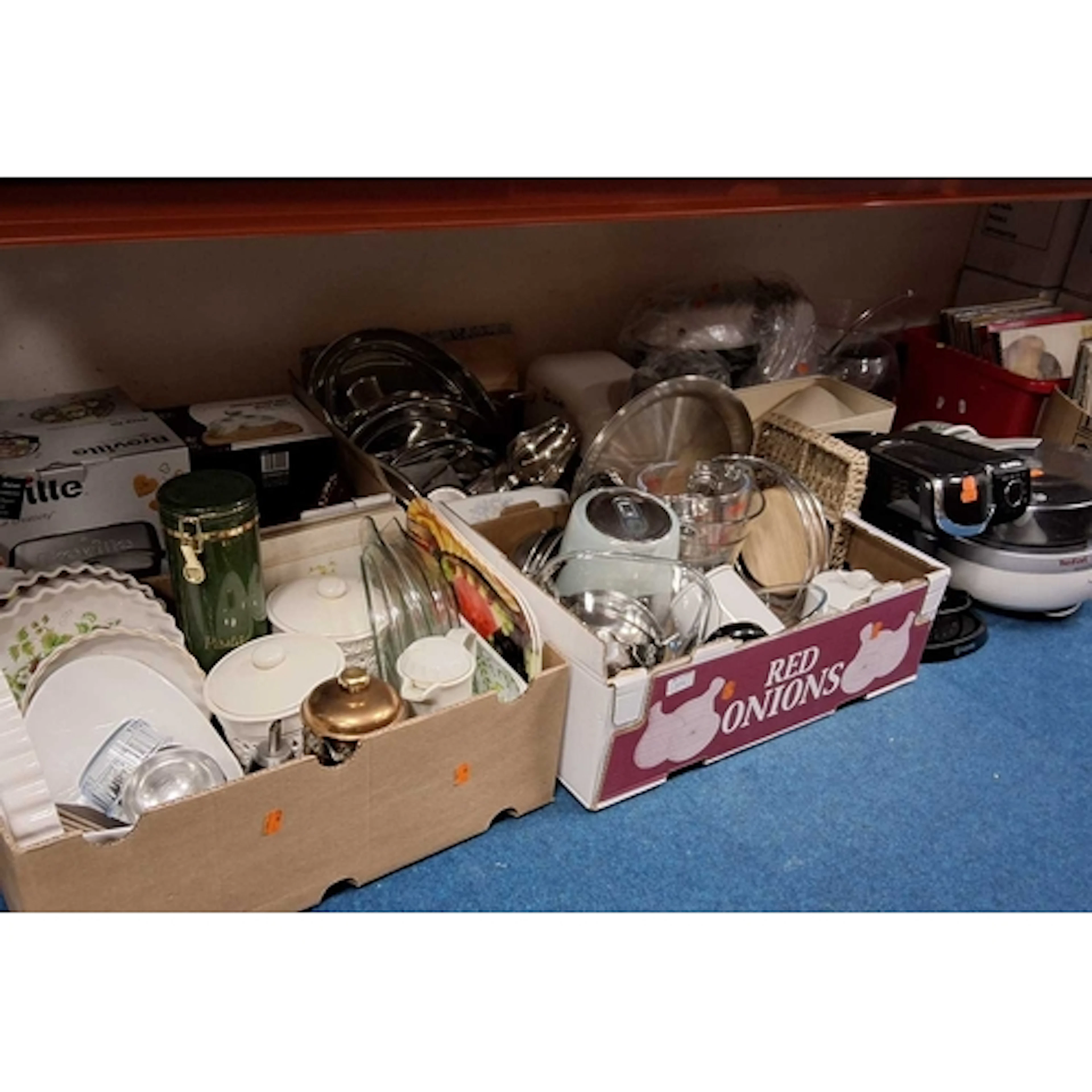 FOUR BOX AND LOOSE KITCHEN HOMEWARE ITEMS, to include Cookwo...