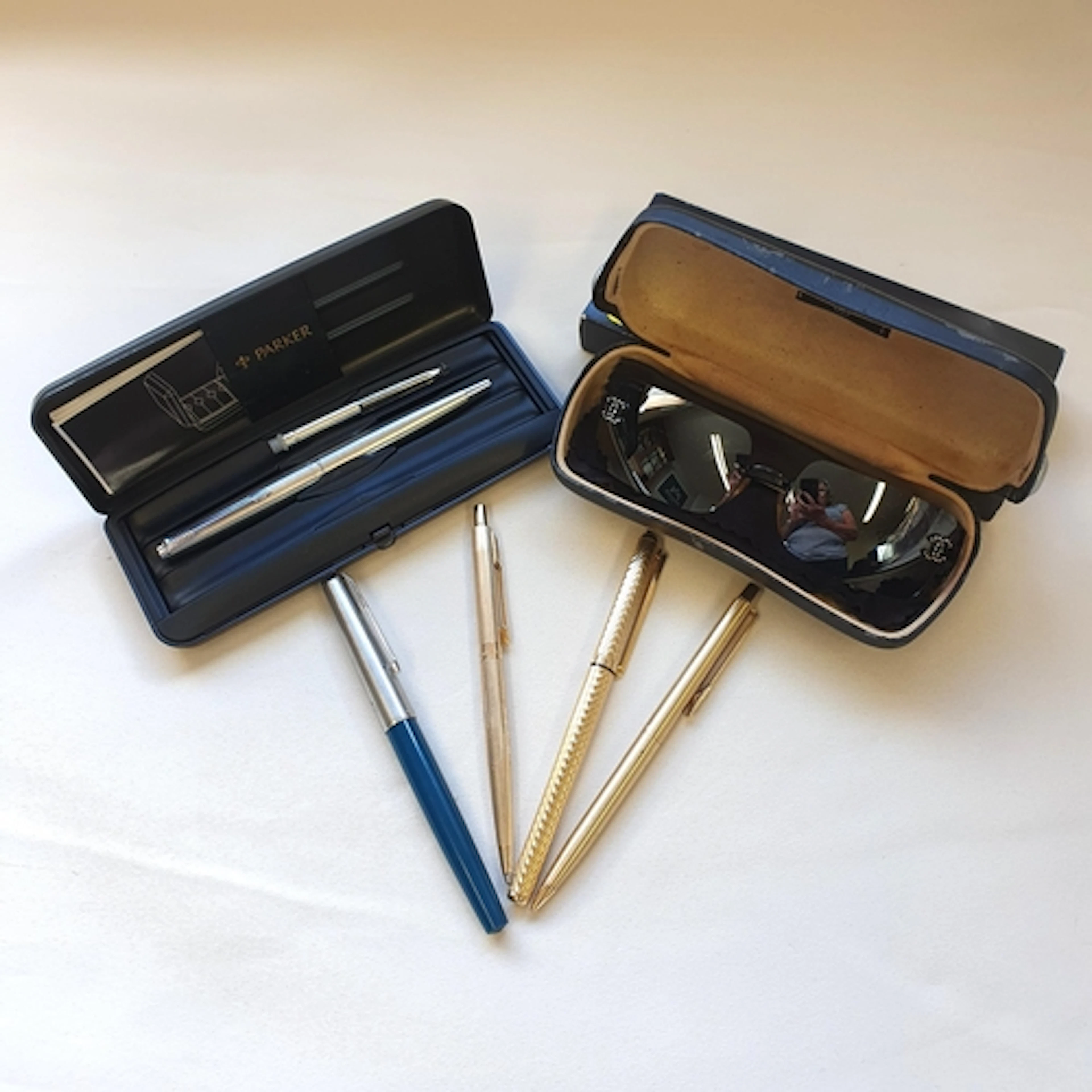 Two Parker Fountain Pens, a Parker ballpoint Pen, an Elysée ...
