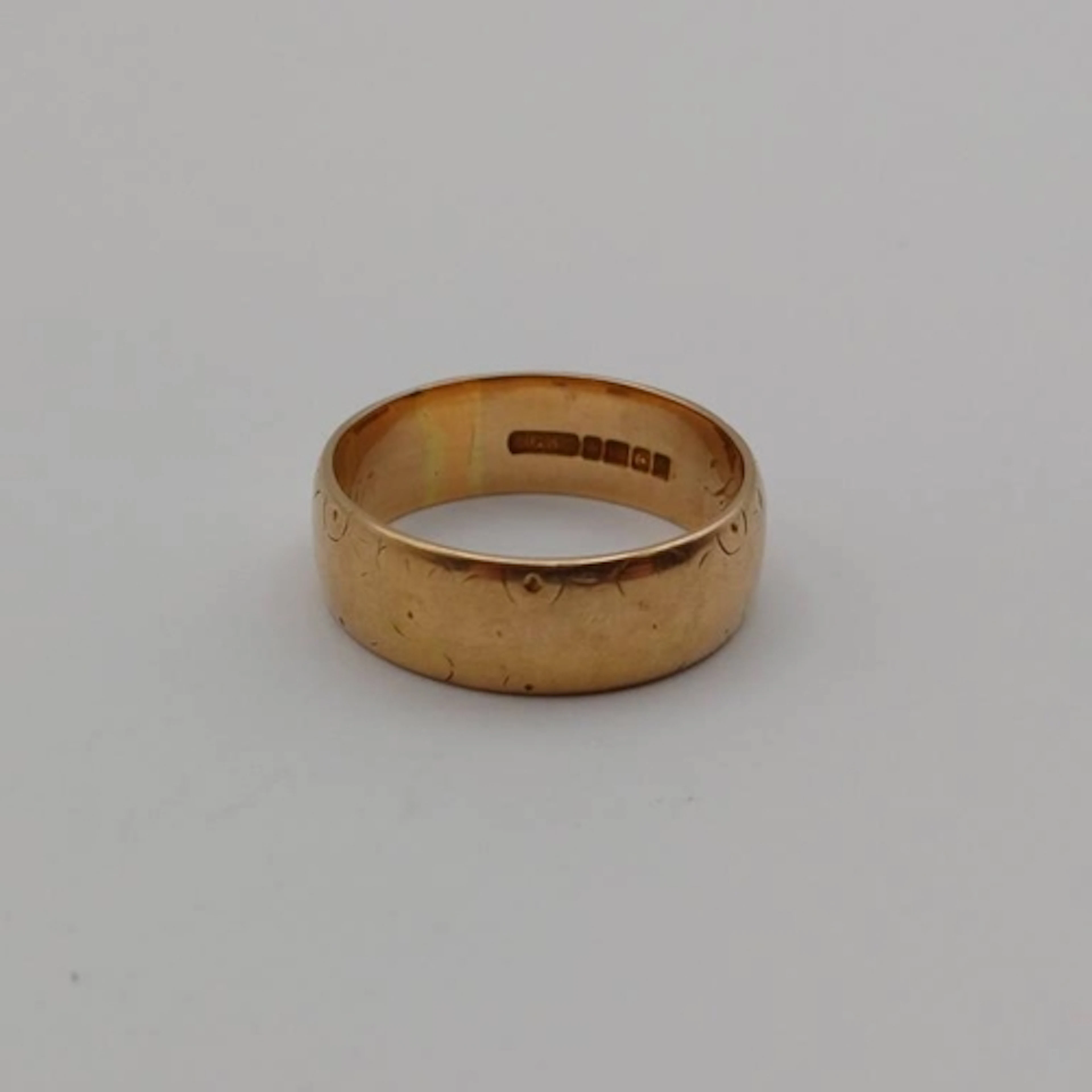 18CT GOLD WEDDING BAND - RING SIZE P1/2 , 6.3G