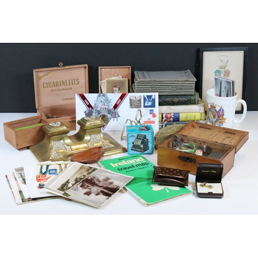 A box of mixed collectables to include early 20th century br...
