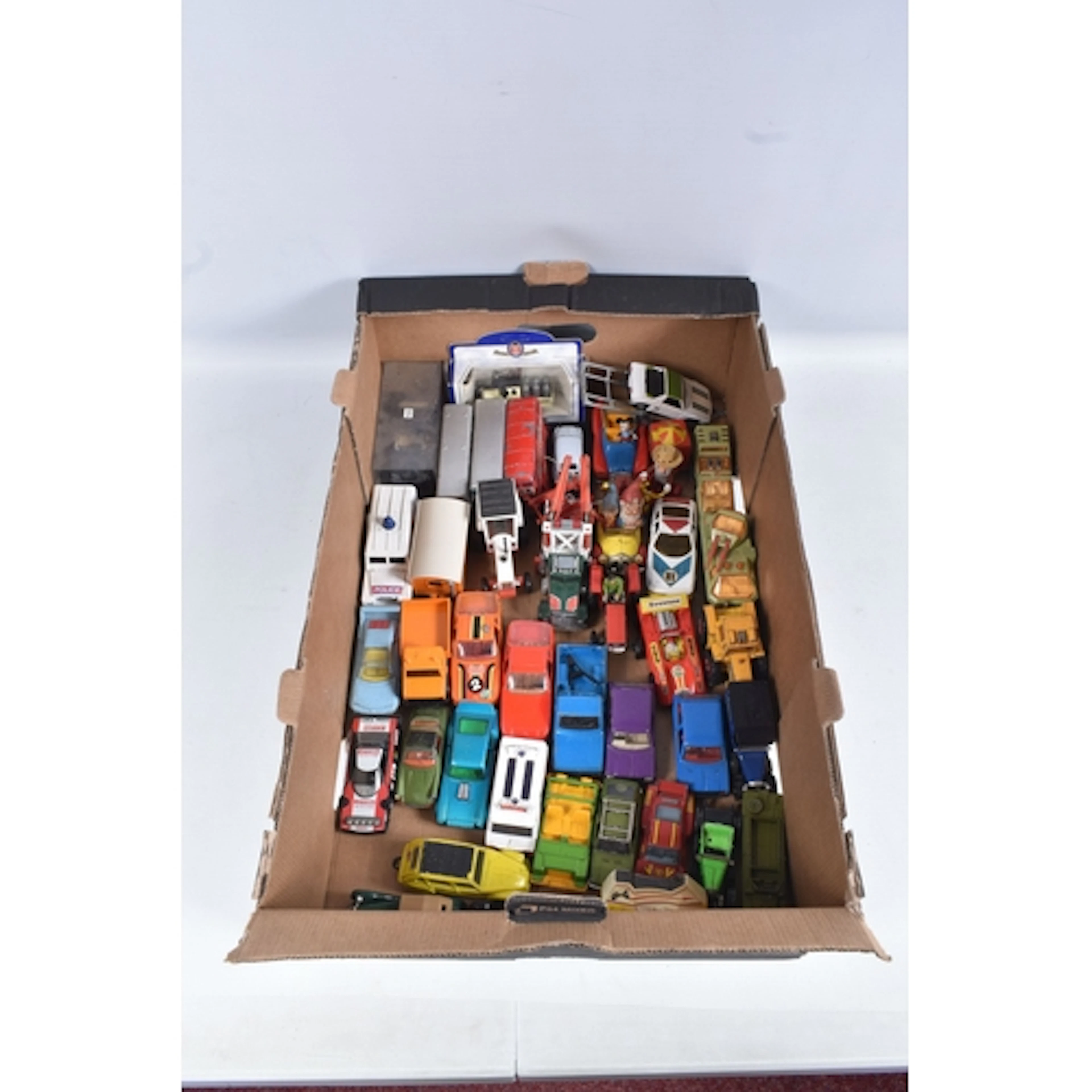 A QUANTITY OF UNBOXED ASSORTED PLAYWORN DIECAST VEHICLES, to...