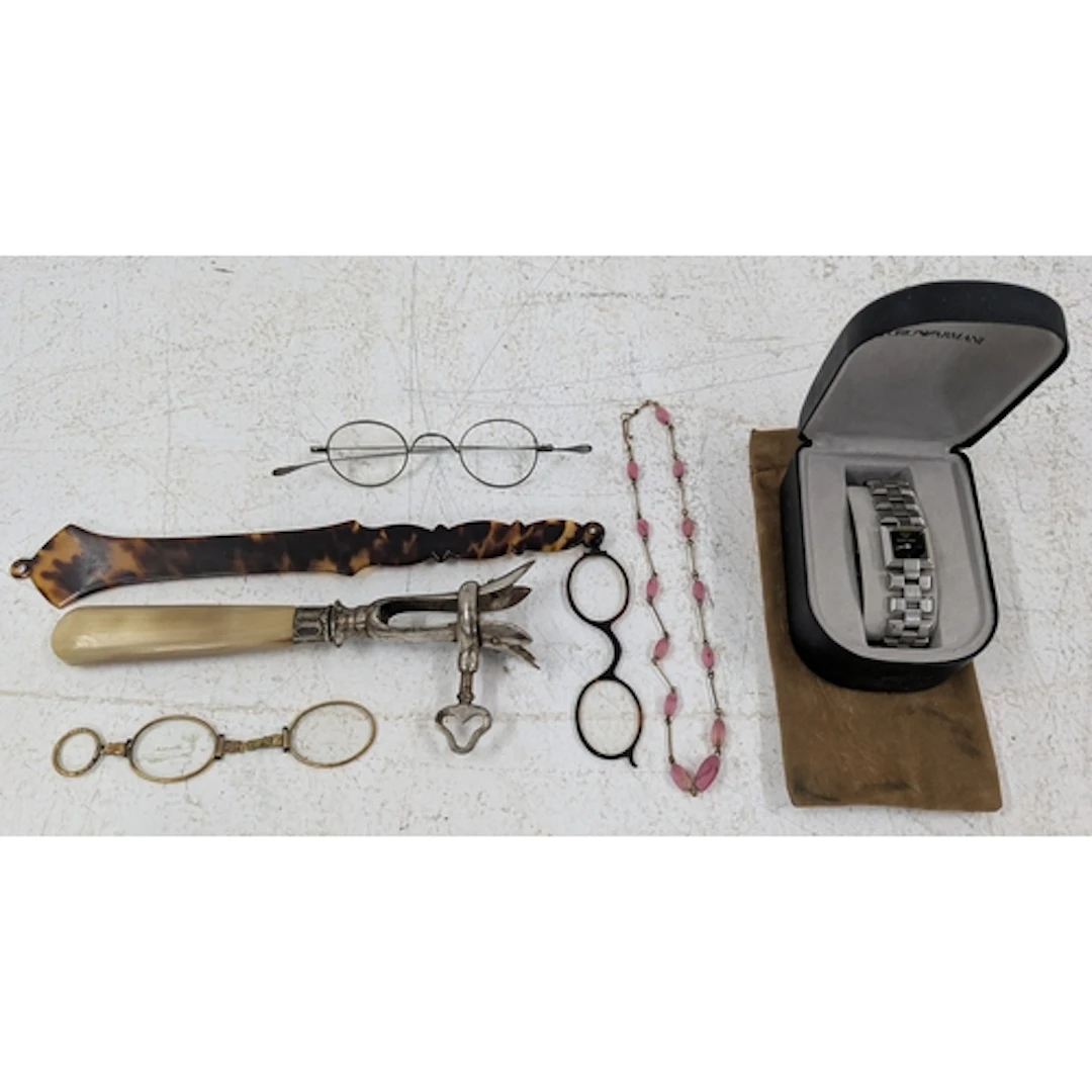 A small mixed lot to include a ladies wristwatch, spectacles...