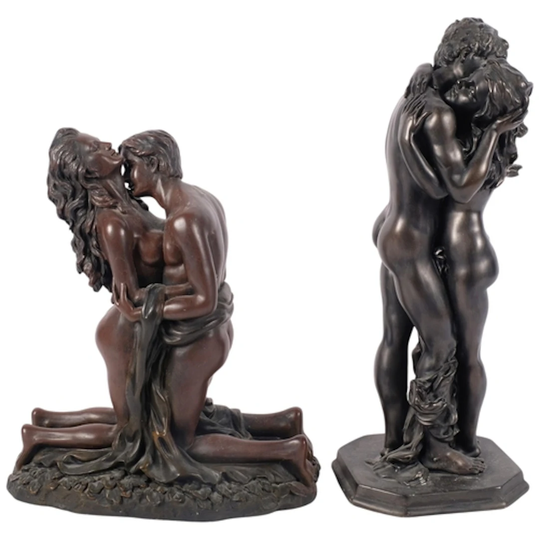 2 bronze-effect resin groups of embracing couples, tallest 3...